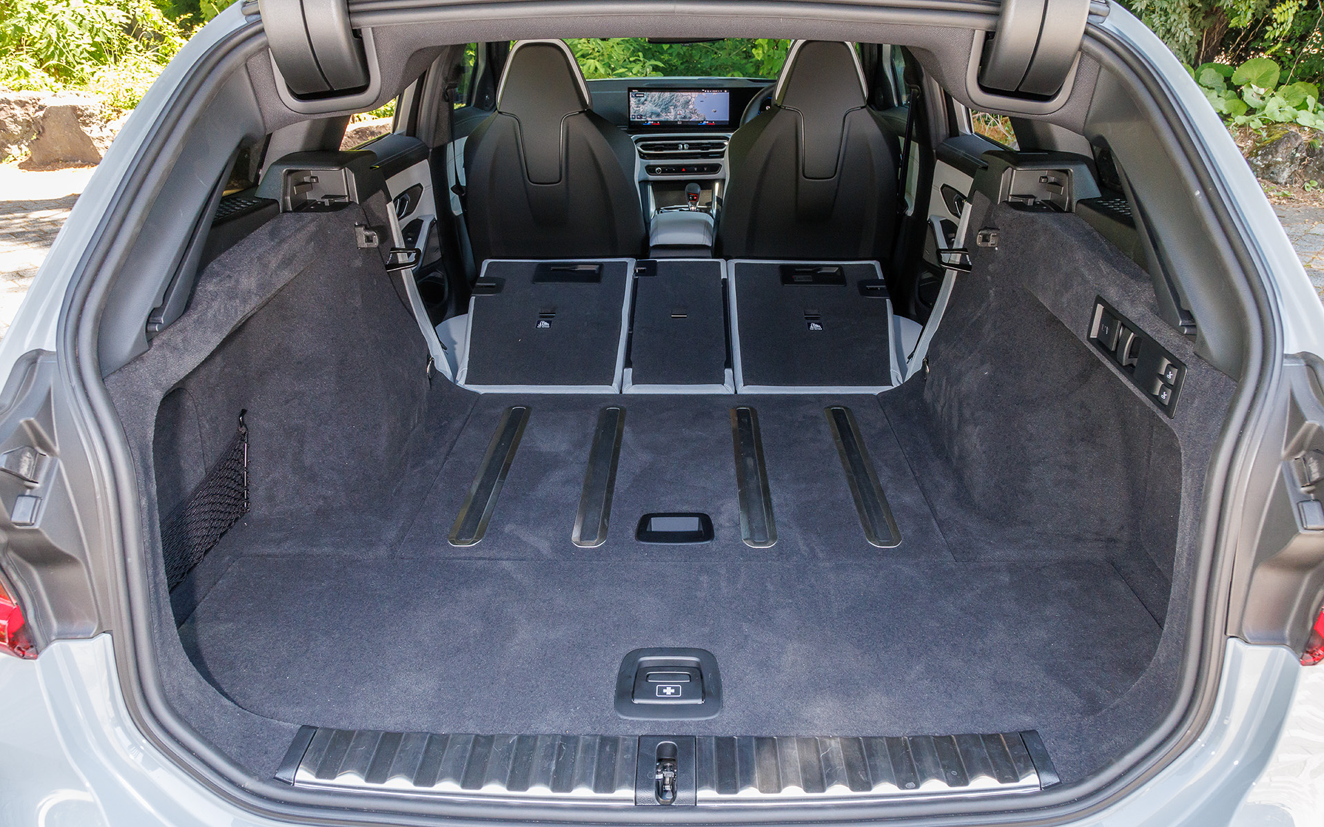 インテリアではMスポーツシート、Mロゴが輝くドアシル、Mモデル専用にデザインされたメーターパネル、M専用ステアリングなどを採用。ラゲッジスペースは500Lの容量を確保し、後席を倒すことで1510Lまで拡大可能