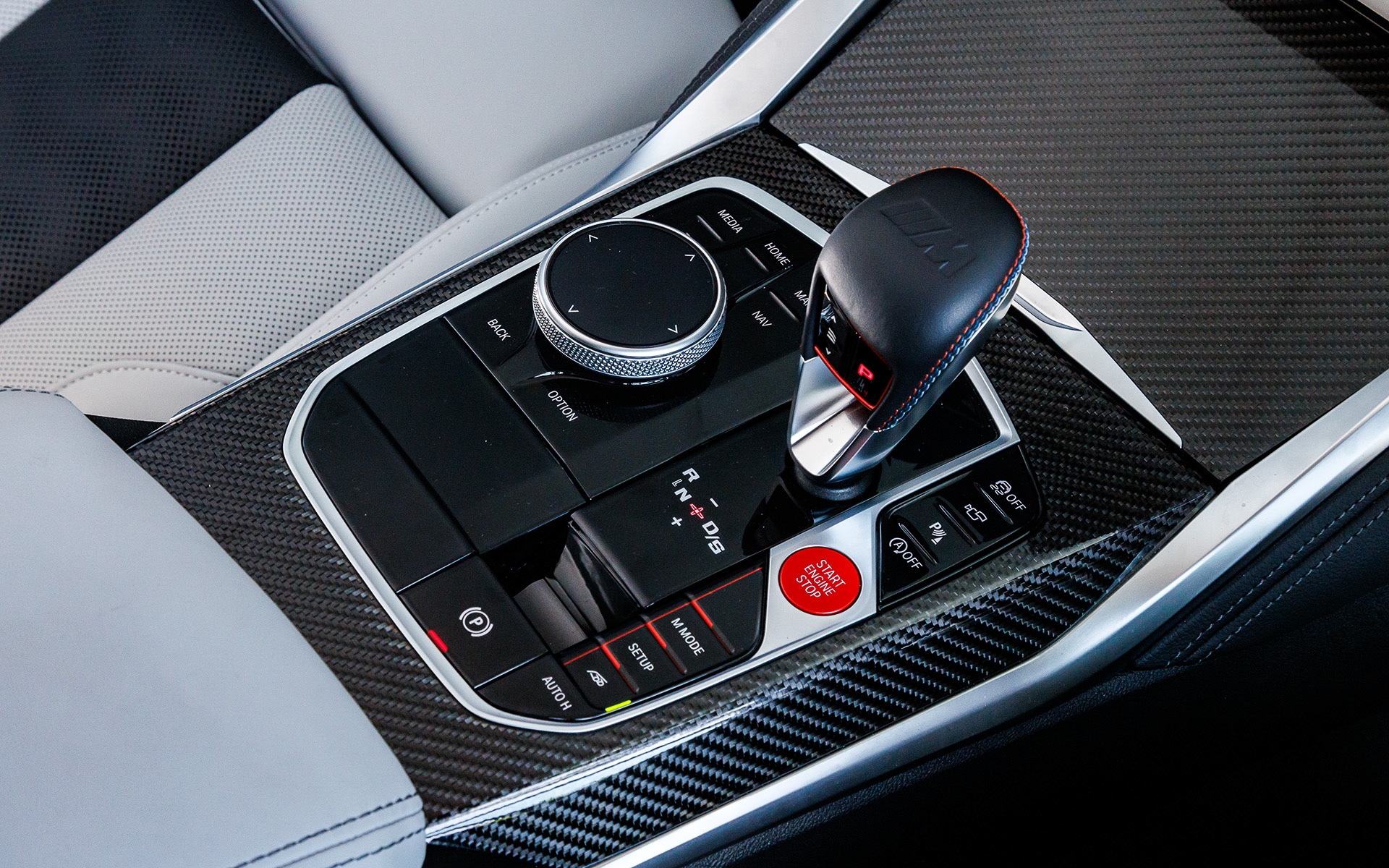 インテリアではMスポーツシート、Mロゴが輝くドアシル、Mモデル専用にデザインされたメーターパネル、M専用ステアリングなどを採用。ラゲッジスペースは500Lの容量を確保し、後席を倒すことで1510Lまで拡大可能