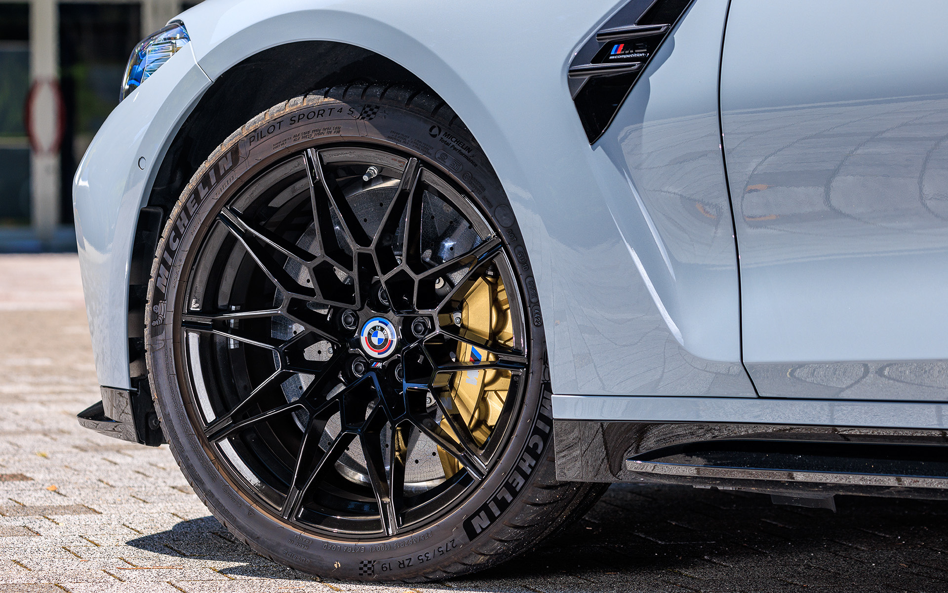 ホイールはフロントが19インチ、リアが20インチのM 鍛造 ダブルスポーク・スタイリング826Mを装着。タイヤはミシュラン「パイロットスポーツ4 S」（フロント275/35R19、リア285/30R20）をセット
