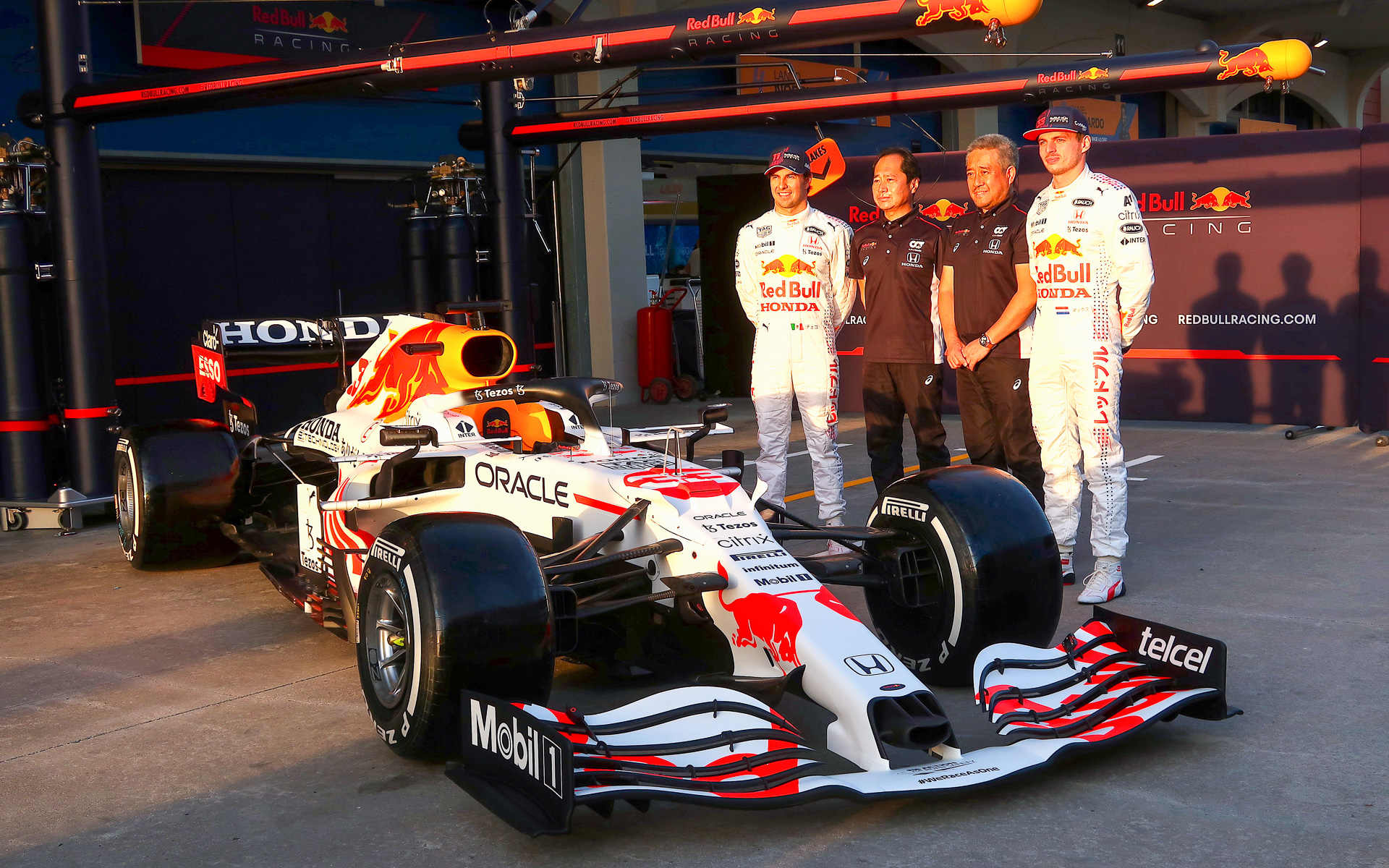 ホンダへの感謝を表現した2021年の特別カラーリング号と白いレーシングスーツ