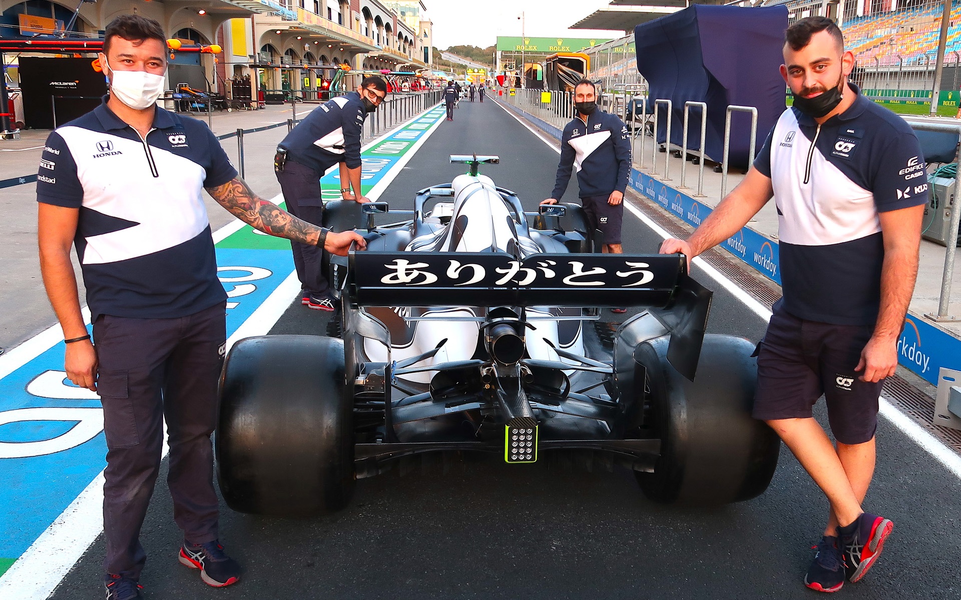 リアウイングに「ありがとう」の文字を入れたアルファタウリ・ホンダのマシン