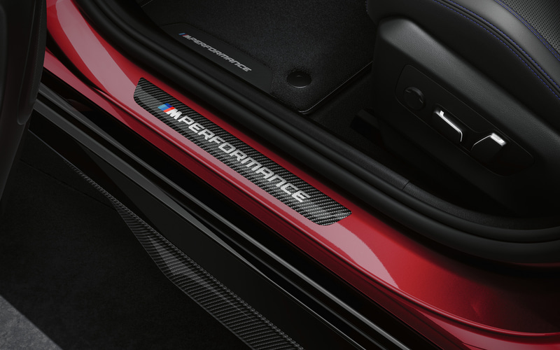 BMW、新型5シリーズ用「M パフォーマンス パーツ」 カーボン製パーツで