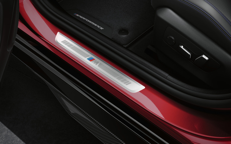 BMW、新型5シリーズ用「M パフォーマンス パーツ」 カーボン製パーツで 