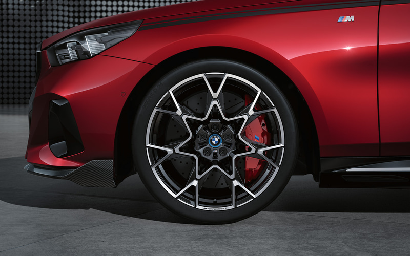 BMW、新型5シリーズ用「M パフォーマンス パーツ」 カーボン製パーツで