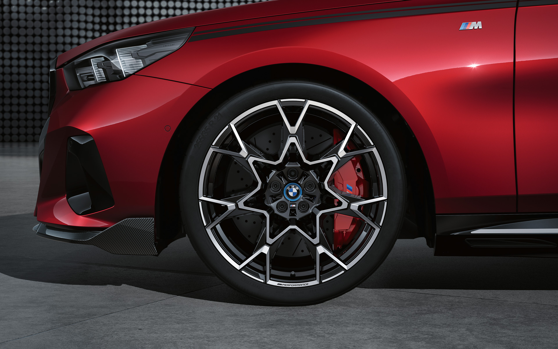 21インチの「クロス・スポーク・ライト・アロイ・ホイール」（Mバイカラー・ジェット・ブラック・グロス仕上げ）