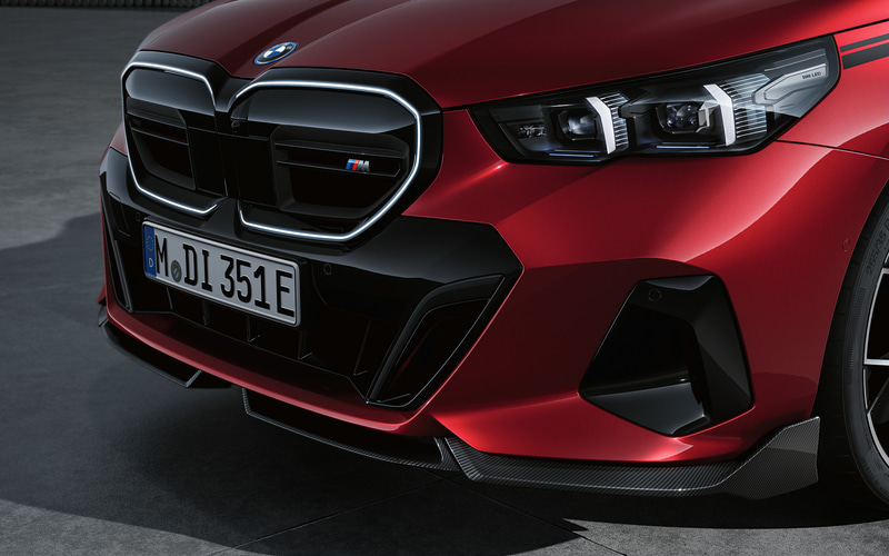 BMW、新型5シリーズ用「M パフォーマンス パーツ」 カーボン製パーツで