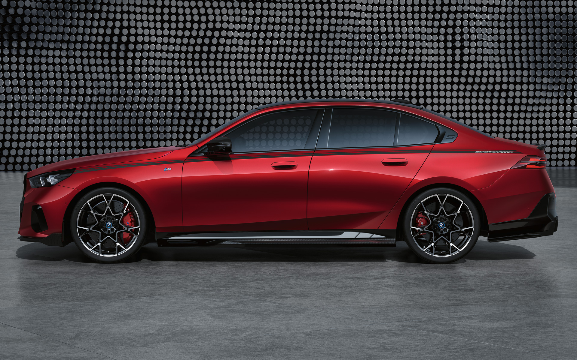 M Performance Partsを装着した新型「i5 Mスポーツ・パッケージ・プロ」