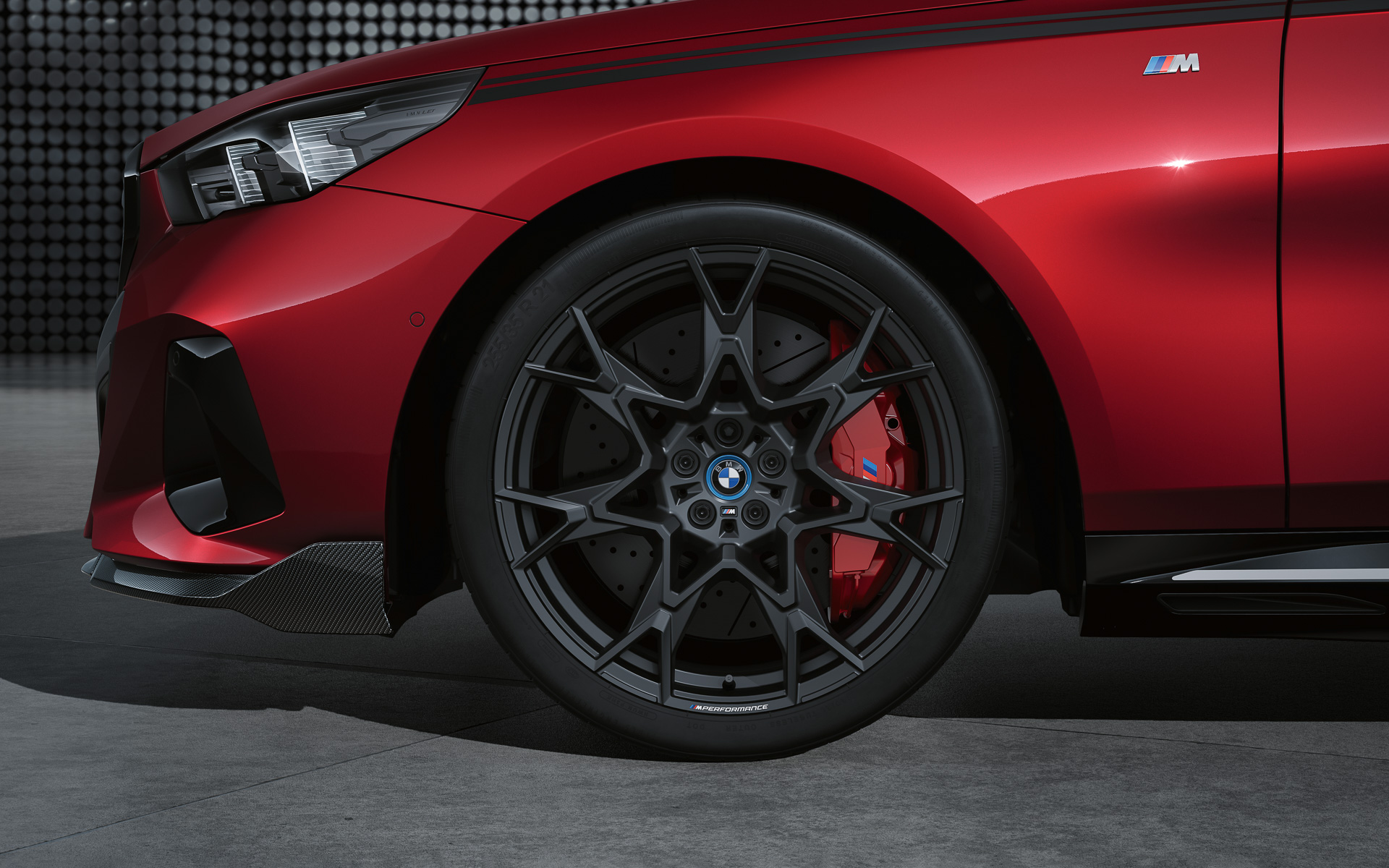 21インチの「クロス・スポーク・ライト・アロイ・ホイール」（Mフローズン・ミッドナイト・グレー仕上げ）