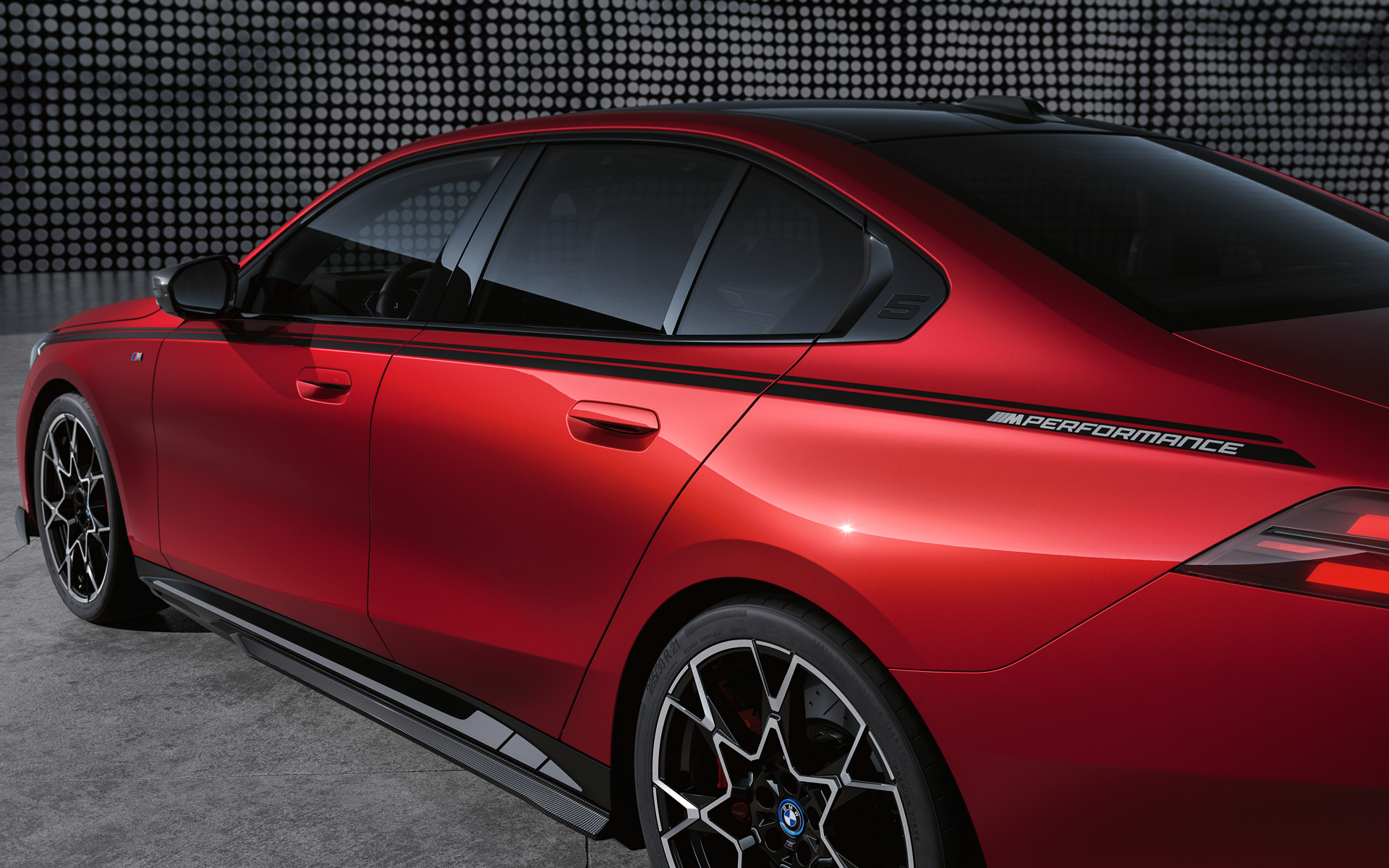 M Performanceの文字が入るアクセント・ストライプ