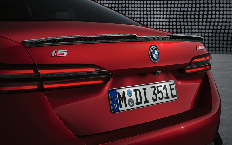 BMW、新型5シリーズ用「M パフォーマンス パーツ」 カーボン製パーツで