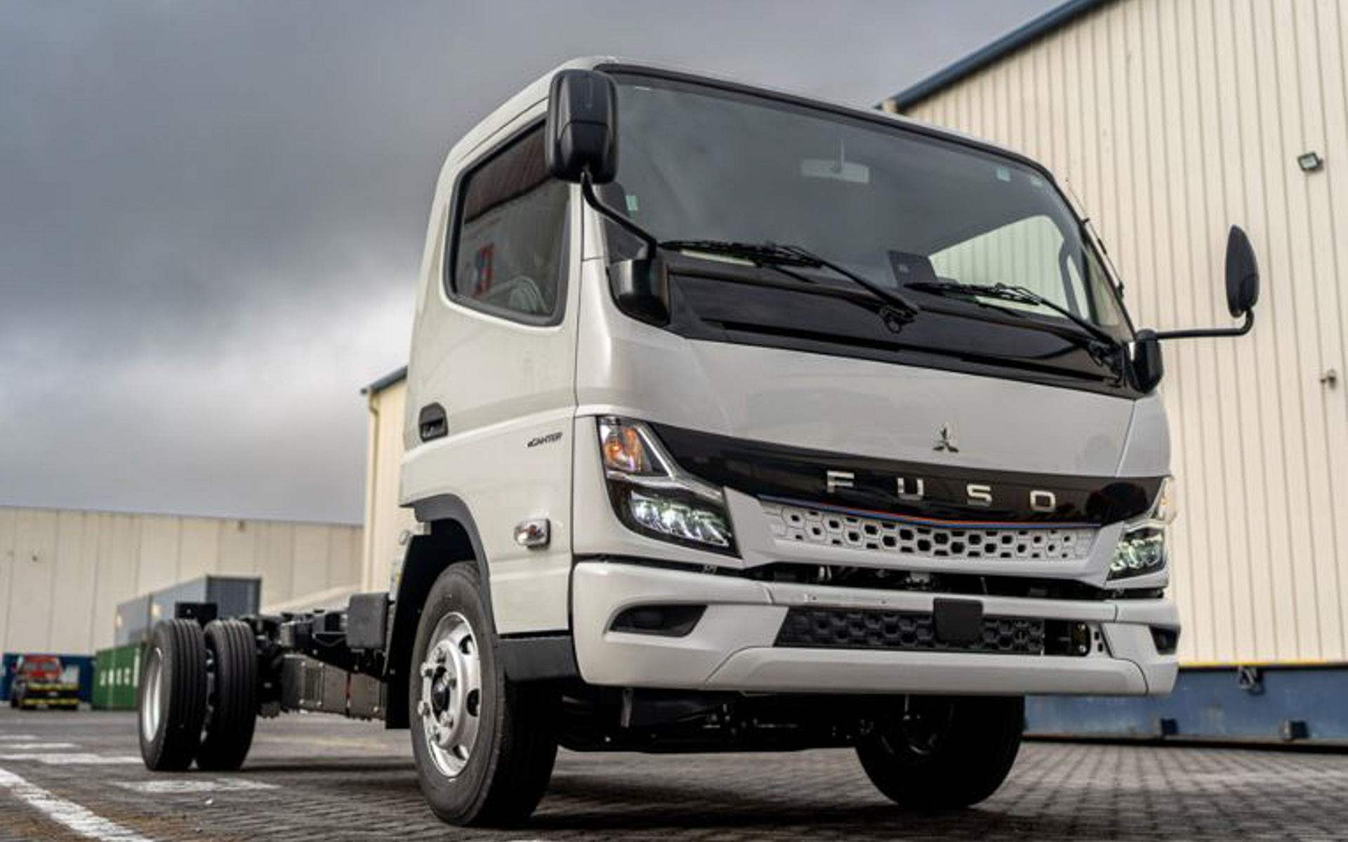 eキャンターはホイールベースに応じてバッテリを1個から最大3個まで搭載可能なモジュール式バッテリを採用する