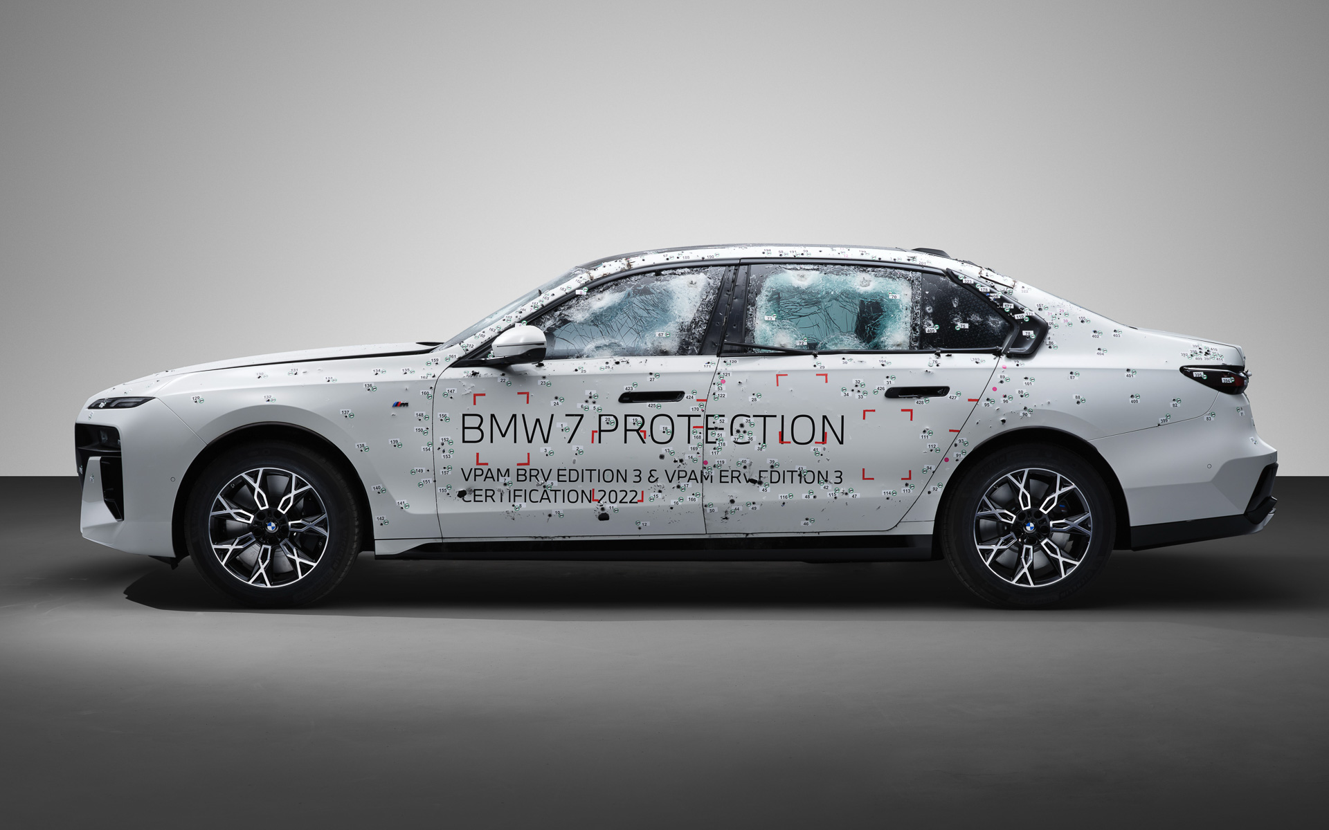 世界初の要人警護バッテリEVモデル新型「i7 プロテクション」