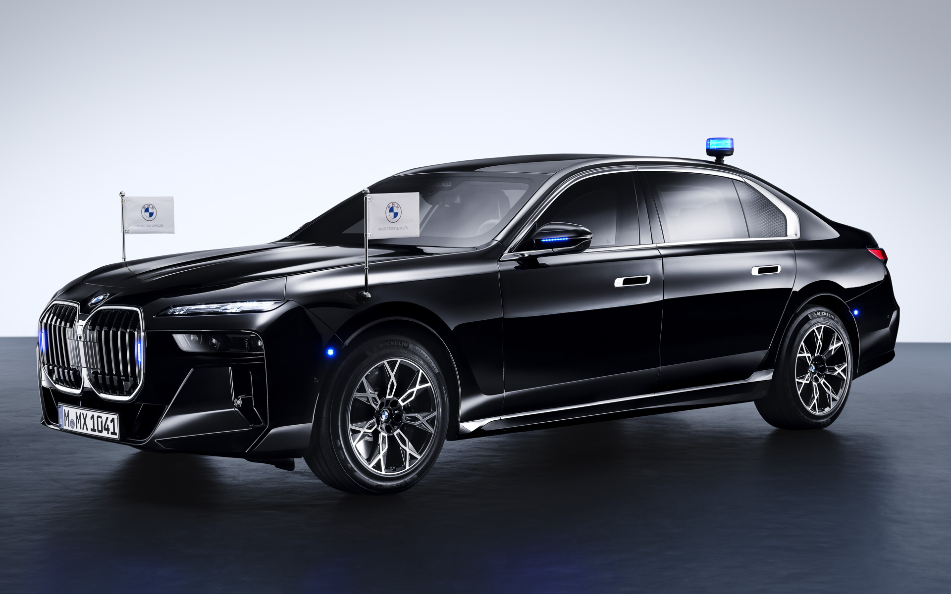 フラッシュライトや公務用フラグポールを装備した状態。車両はガソリンエンジン仕様の「7シリーズ プロテクション」