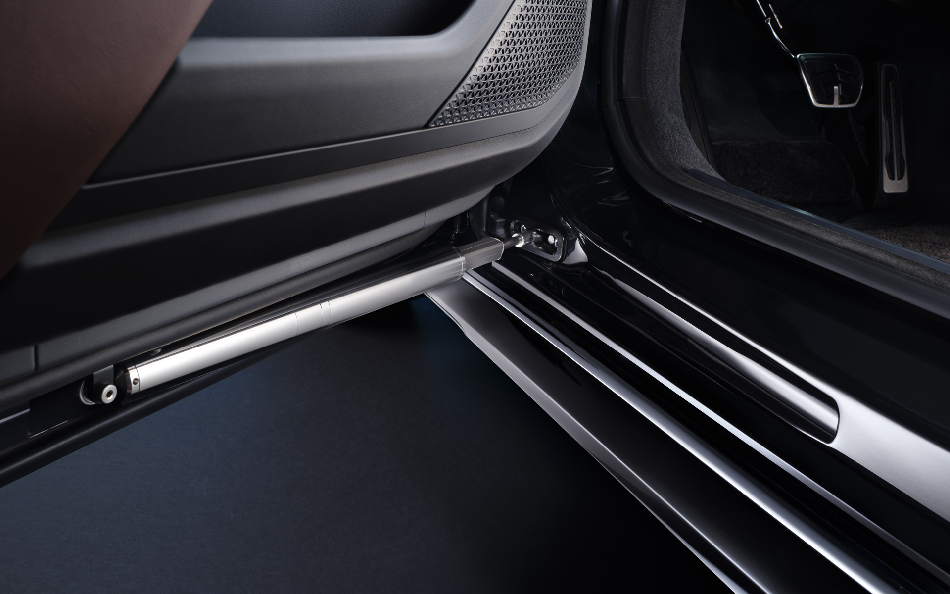 重い装甲ドアも座ったままボタン1つで自動開閉できる