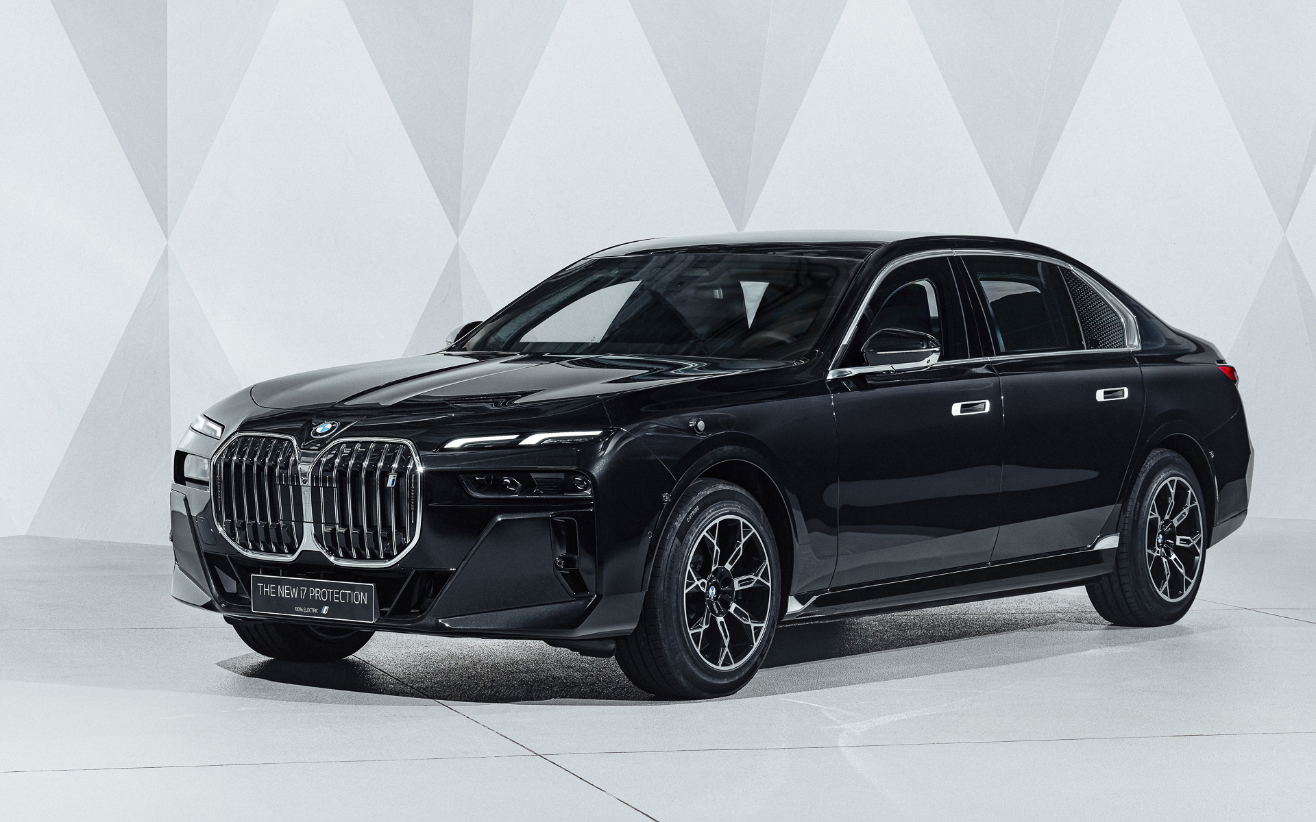 バッテリEVモデルの要人警護車両「i7 プロテクション」