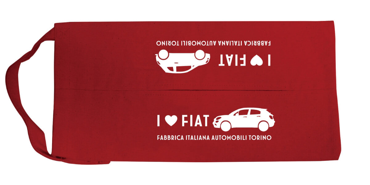 オリジナルグッズの「ティッシュカバー」。1組につき1つまで。なくなり次第終了