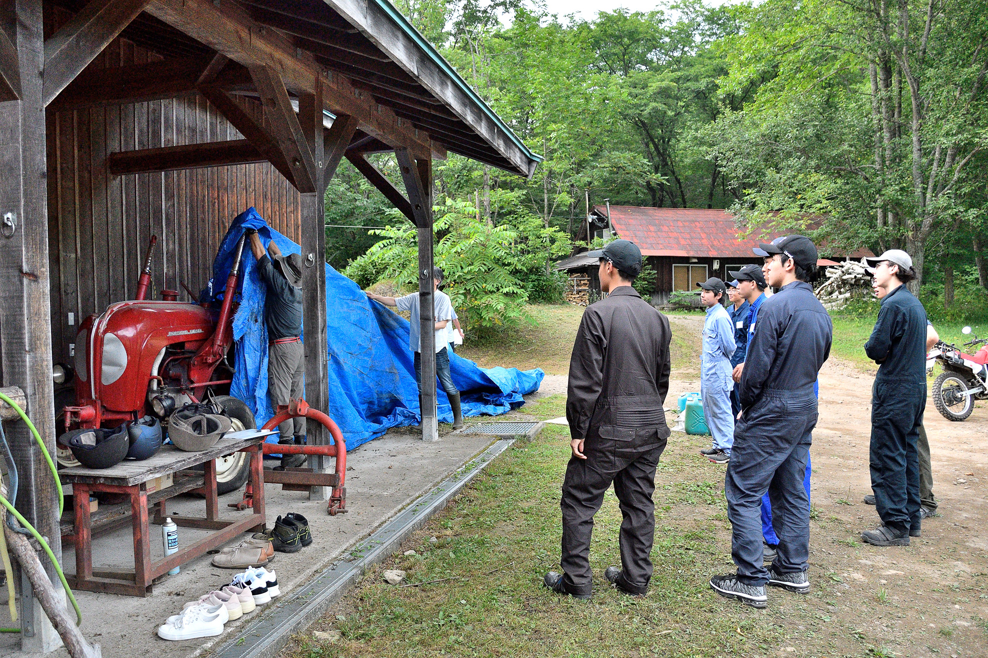 アンベールで出てきたのはなんとポルシェトラクター。何かの冗談かと思う学生たちはしばらく立ちつくす。無事にレストアすることができたのか？　続きは後編で