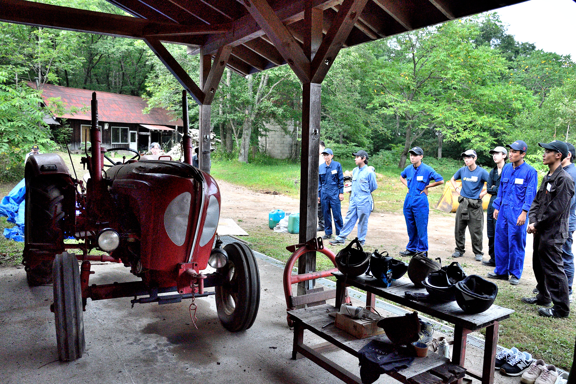 アンベールで出てきたのはなんとポルシェトラクター。何かの冗談かと思う学生たちはしばらく立ちつくす。無事にレストアすることができたのか？　続きは後編で