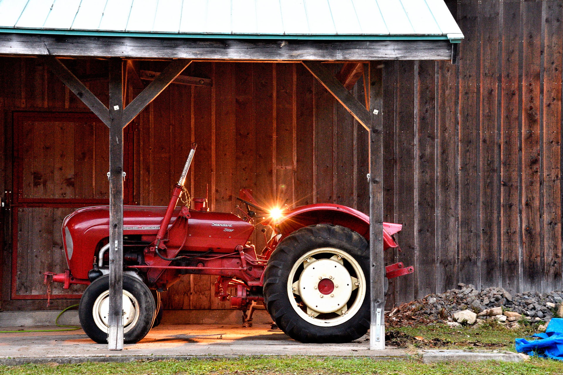 アンベールで出てきたのはなんとポルシェトラクター。何かの冗談かと思う学生たちはしばらく立ちつくす。無事にレストアすることができたのか？　続きは後編で