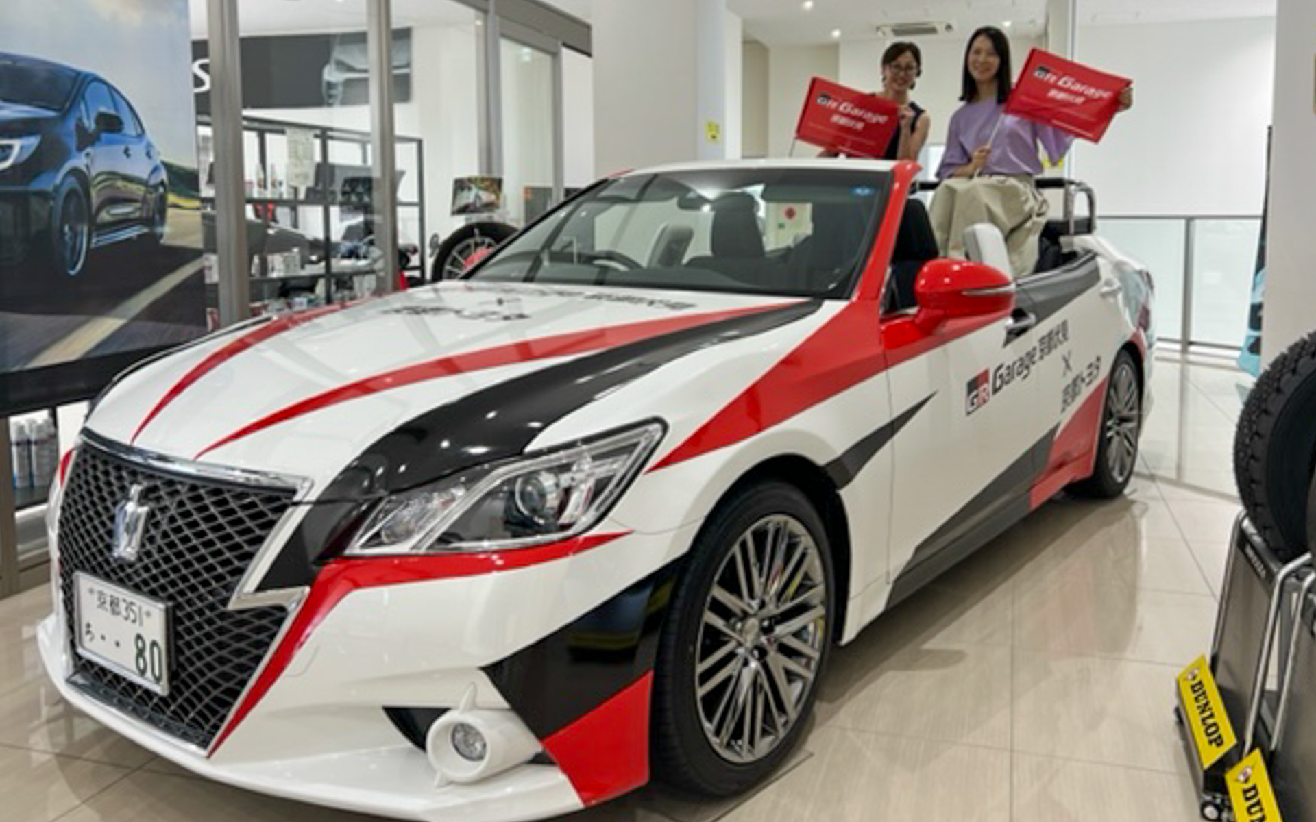 GRガレージ京都伏見さんのエレベーターを上がっていくと、いちばん最初に出迎えてくれるのがこの、超レアなクラウンのオープンカー！　イベントの取材に来ていた吉田由美さんと合流して、ちゃっかり乗せてもらっちゃいました。次はなにかの偉業を成し遂げて、ちゃんとパレードさせてもらうことを目標にします（笑）