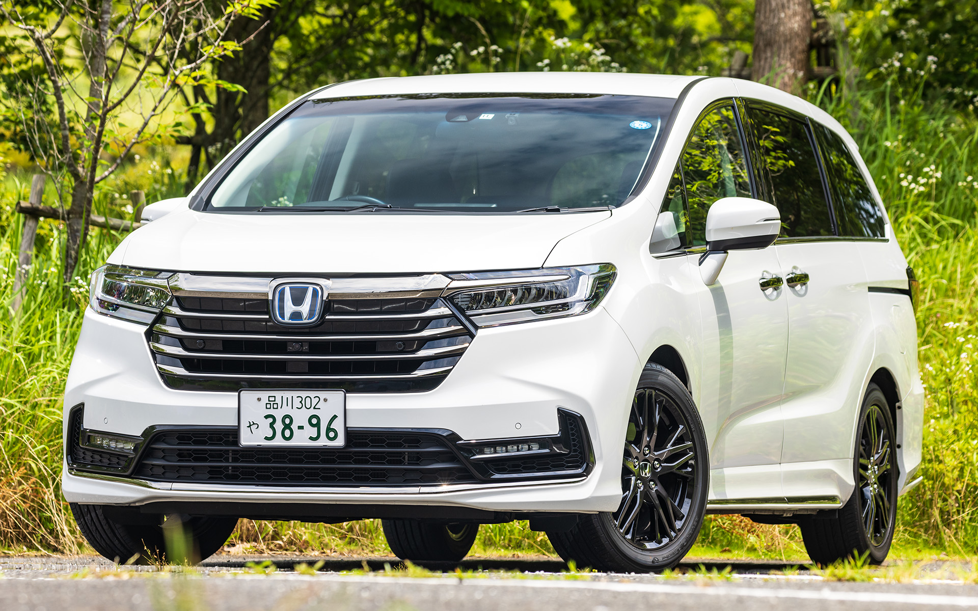 今回の試乗車は販売終了となっている本田技研工業「オデッセイ e:HEV アブソルートEX」（販売当時価格は462万4000円）。2020年11月にマイナーチェンジしており、エクステリアデザインを大幅刷新。なお2022年9月に販売を終了している