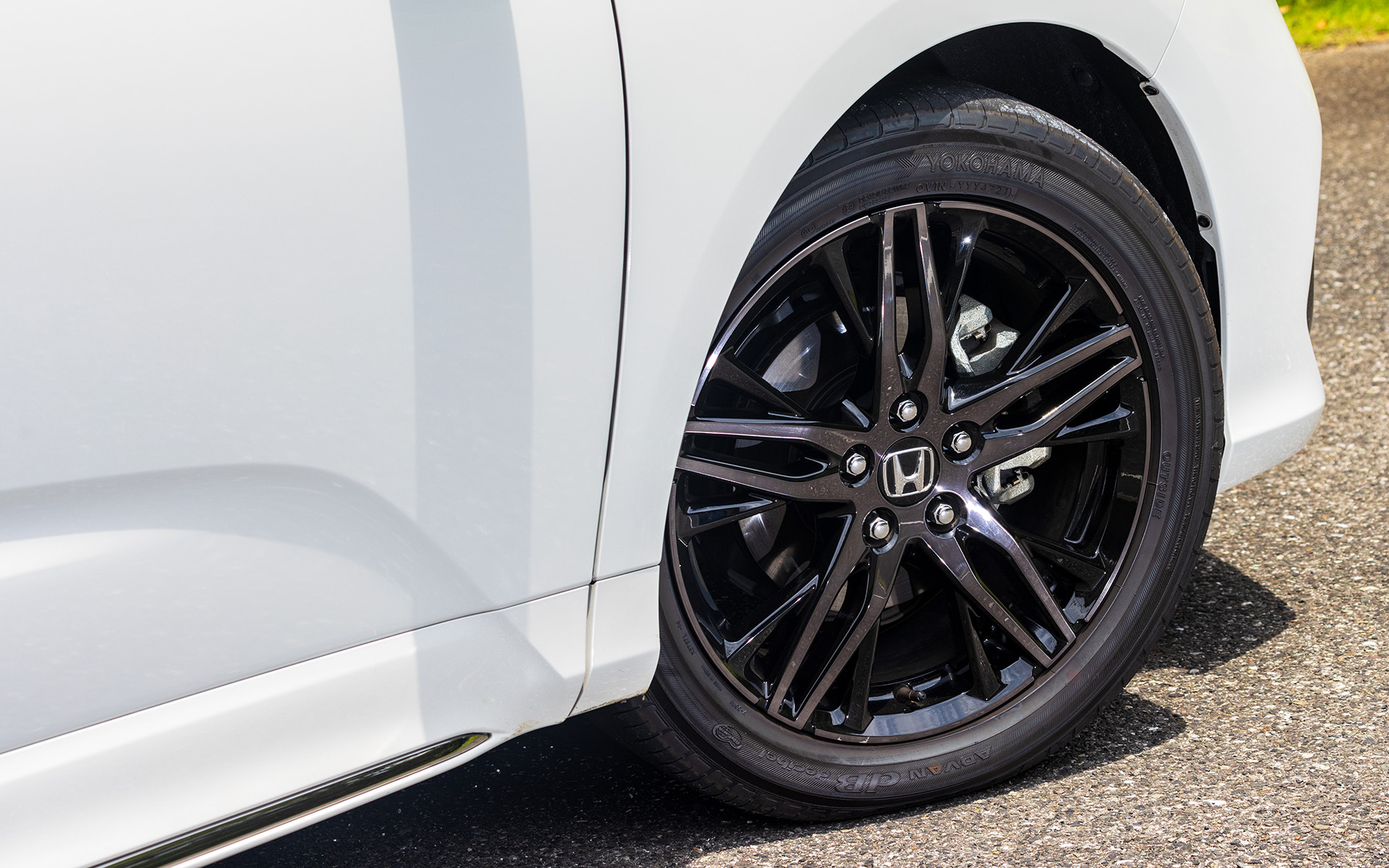 18インチのノイズリデューシングアルミホイールに横浜ゴム「ADVAN dB（デシベル）」（225/50R18）の組み合わせ