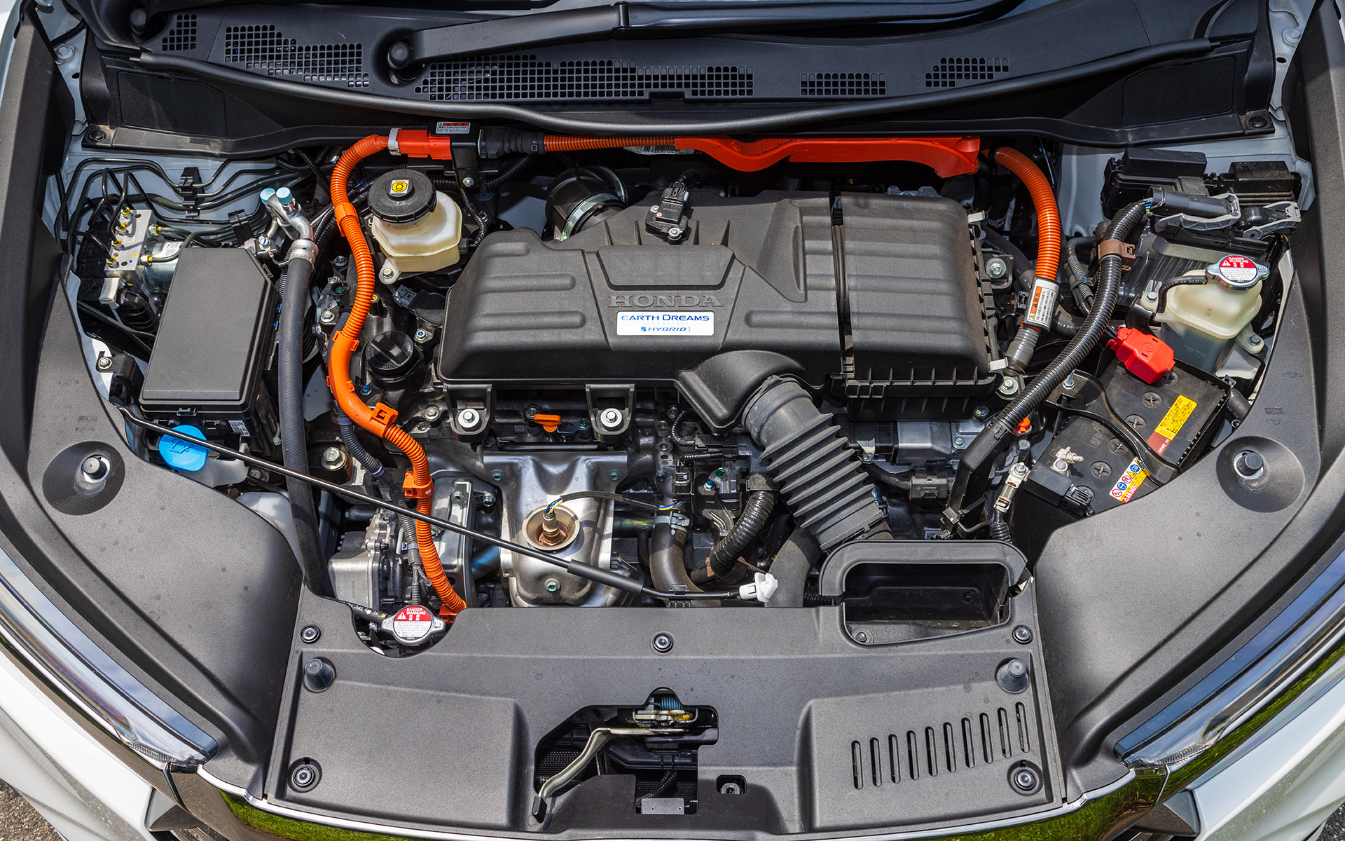 直列4気筒DOHC 2.0リッター「LFA」型エンジンは最高出力107kW（145PS）/6200rpm、最大トルク175Nm（17.8kgfm）/4000rpmを発生。組み合わせるH4型電動モーターは最高出力135kW（184PS）/5000-6000rpm、最大トルク315Nm（32.1kgfm）/0-2000rpmを発生。WLTCモード燃費は19.8km/L