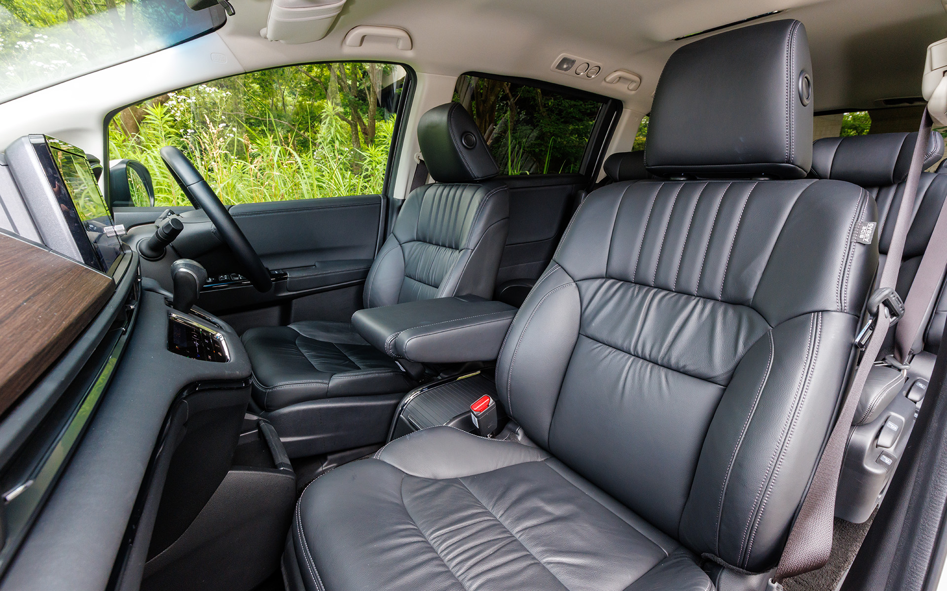 2020年11月のマイナーチェンジにより、インテリアでは上質な質感の加飾パネルを視界に入りやすい上部に触り心地のよいソフトパッドを手の触れやすい位置に配置するなど、インストルメントパネルのデザインを変更。コンビメーターパネルは高精細フルカラー液晶パネルを従来の3.5インチから7インチへと大型化し、アナログスピードメーターと組み合わせた。加えて運転席側に収納式のドリンクホルダーを追加したり、リッド付きのインパネアッパーボックスを新設定したりしている