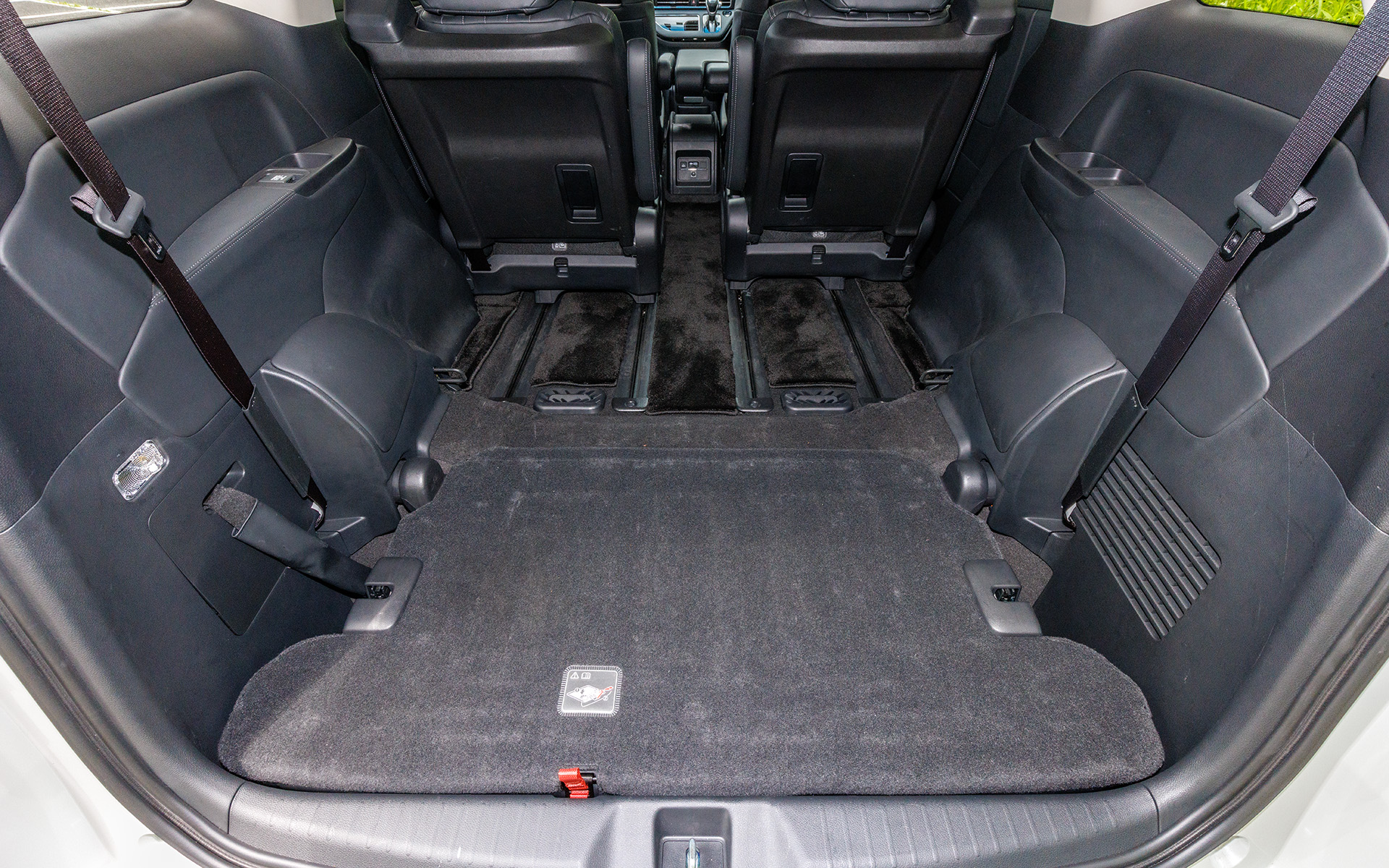 2020年11月のマイナーチェンジにより、インテリアでは上質な質感の加飾パネルを視界に入りやすい上部に触り心地のよいソフトパッドを手の触れやすい位置に配置するなど、インストルメントパネルのデザインを変更。コンビメーターパネルは高精細フルカラー液晶パネルを従来の3.5インチから7インチへと大型化し、アナログスピードメーターと組み合わせた。加えて運転席側に収納式のドリンクホルダーを追加したり、リッド付きのインパネアッパーボックスを新設定したりしている