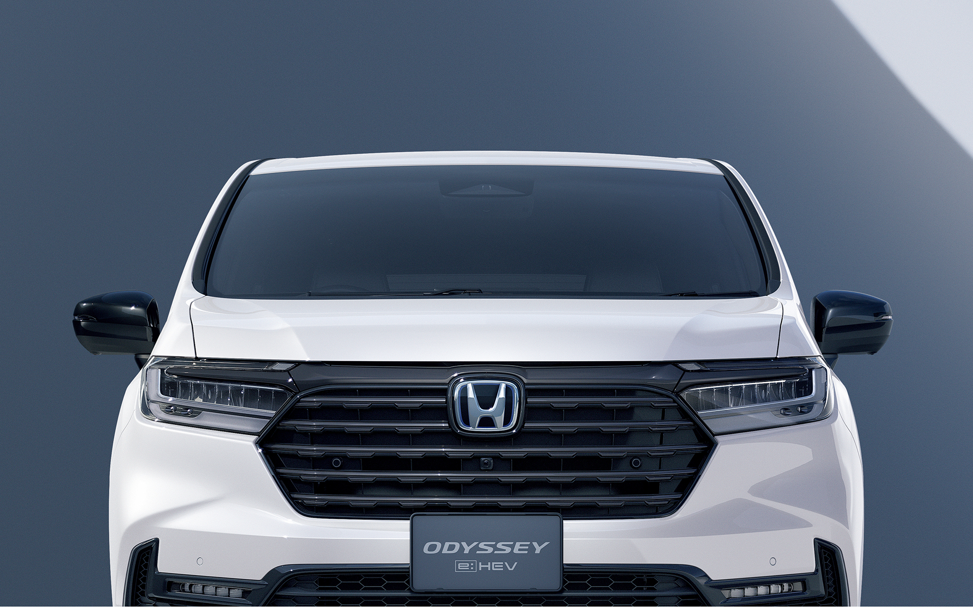 オデッセイ 改良モデルではホンダ独自の超低床プラットフォームによるゆとりある空間と、風格あるスタイリングを先代モデルから受け継ぎ、「精錬」をコンセプトとした押し出し感と高級感のある新たなフロントグリルなどを採用