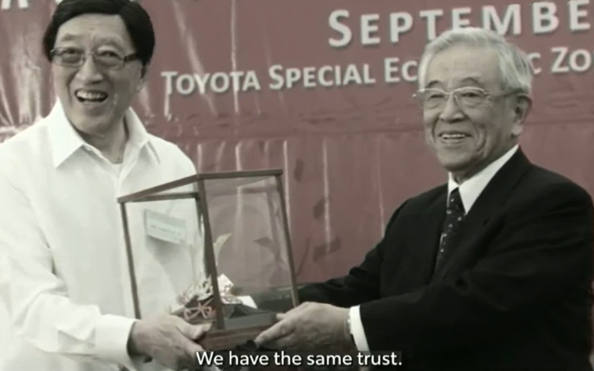 ジョージ・S・K・ティ博士（左）と豊田章一郎博士（右）