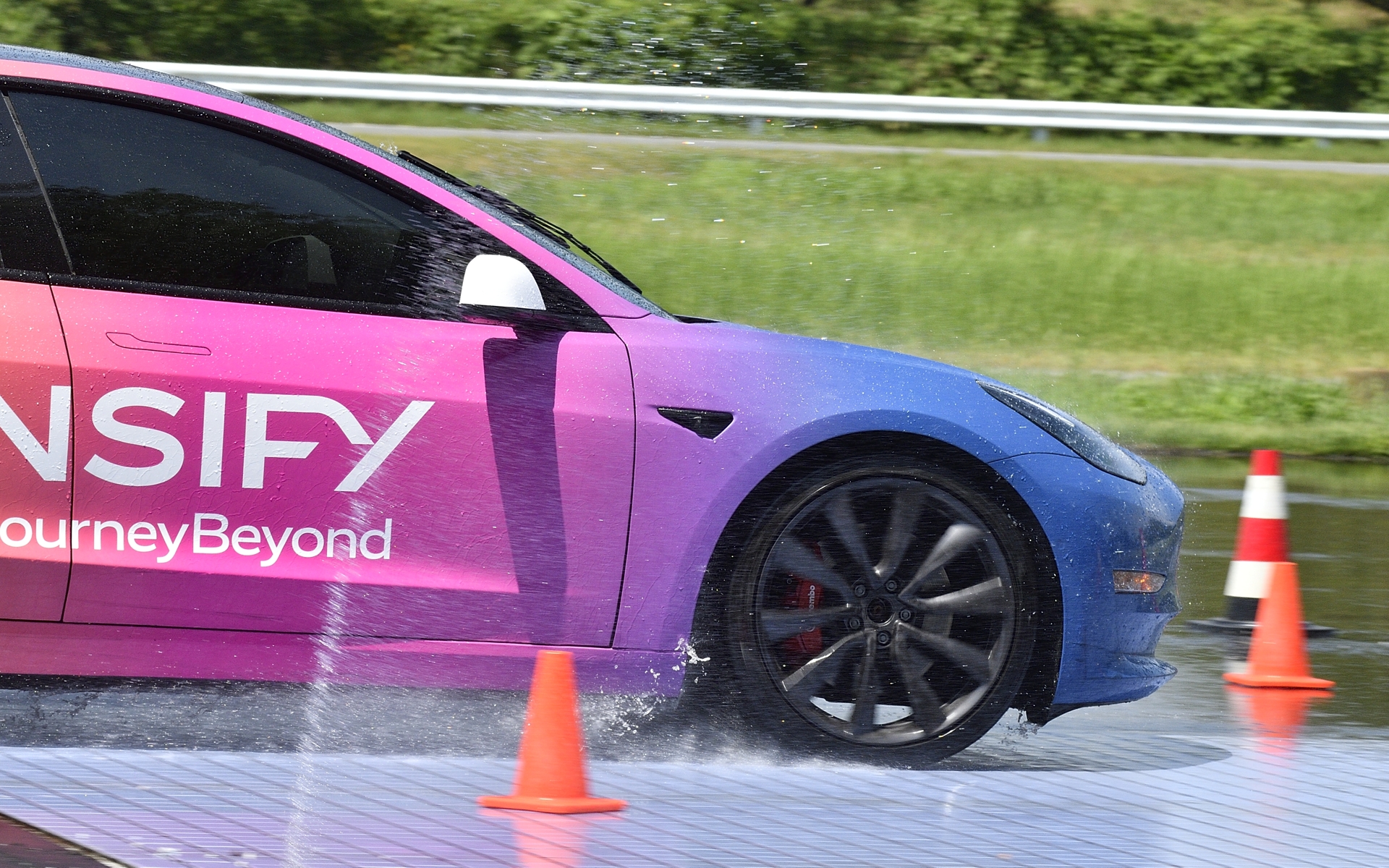 滑りやすいタイル状の路面に水を撒き、さらに滑りやすい状態の路面での走行も行なった