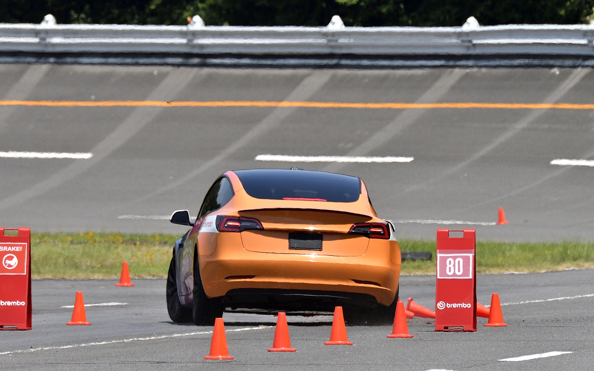 80km/hからフルブレーキングしながらのパイロン回避。予想以上に簡単にできてしまう