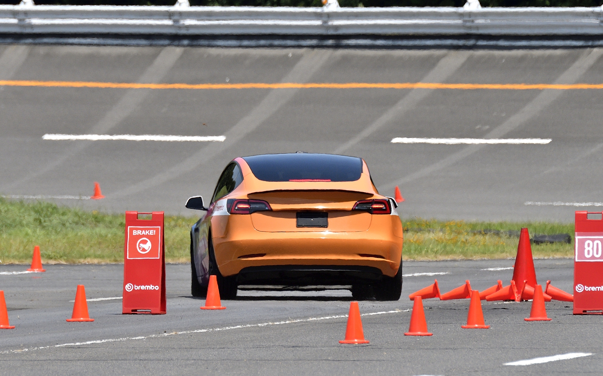 80km/hからフルブレーキングしながらのパイロン回避。予想以上に簡単にできてしまう