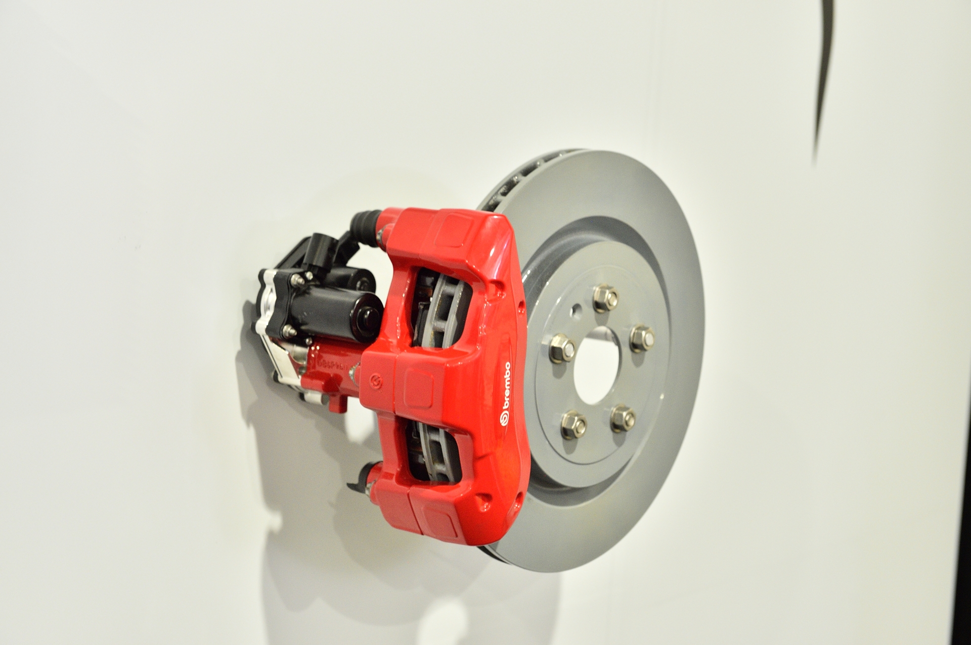 リアキャリパーは完全な電子式。従来のフルードは一切使用しせず、アクチュエーター制御でキャリパー内のピストンを動かす