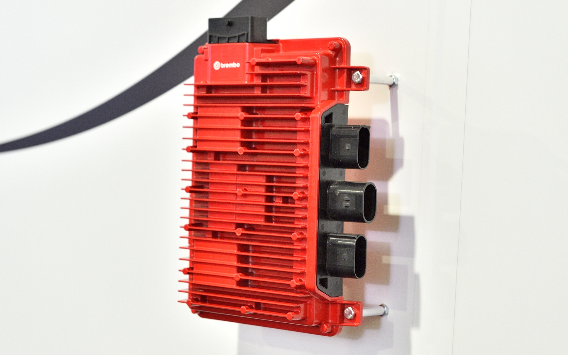 SENSIFYの本体ユニット。基盤が入って4輪すべてを独立して制御する