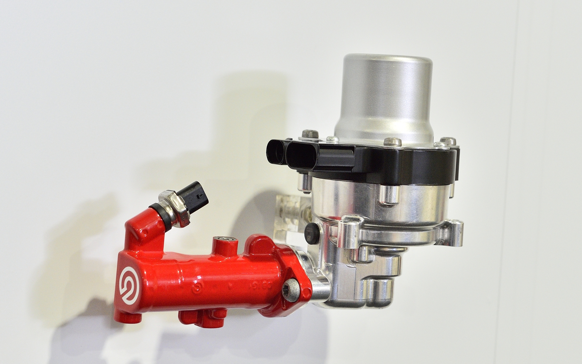 フロント用の電子式マスターシリンダー。ブレーキキャリパーまでは従来のフルードを使用するが、人間の踏力ではなく電子制御でブレーキ圧をコントロールする。すでにもっと小さなユニットも開発済みという