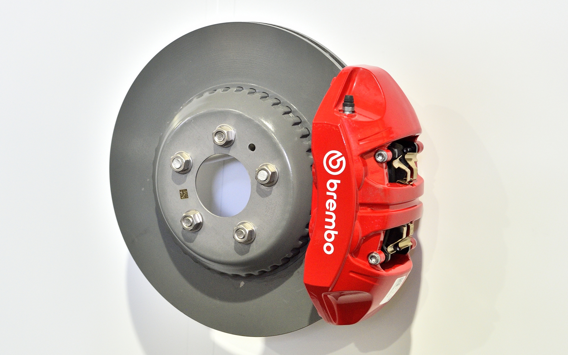 フロントのブレーキキャリパーは従来と同じもの