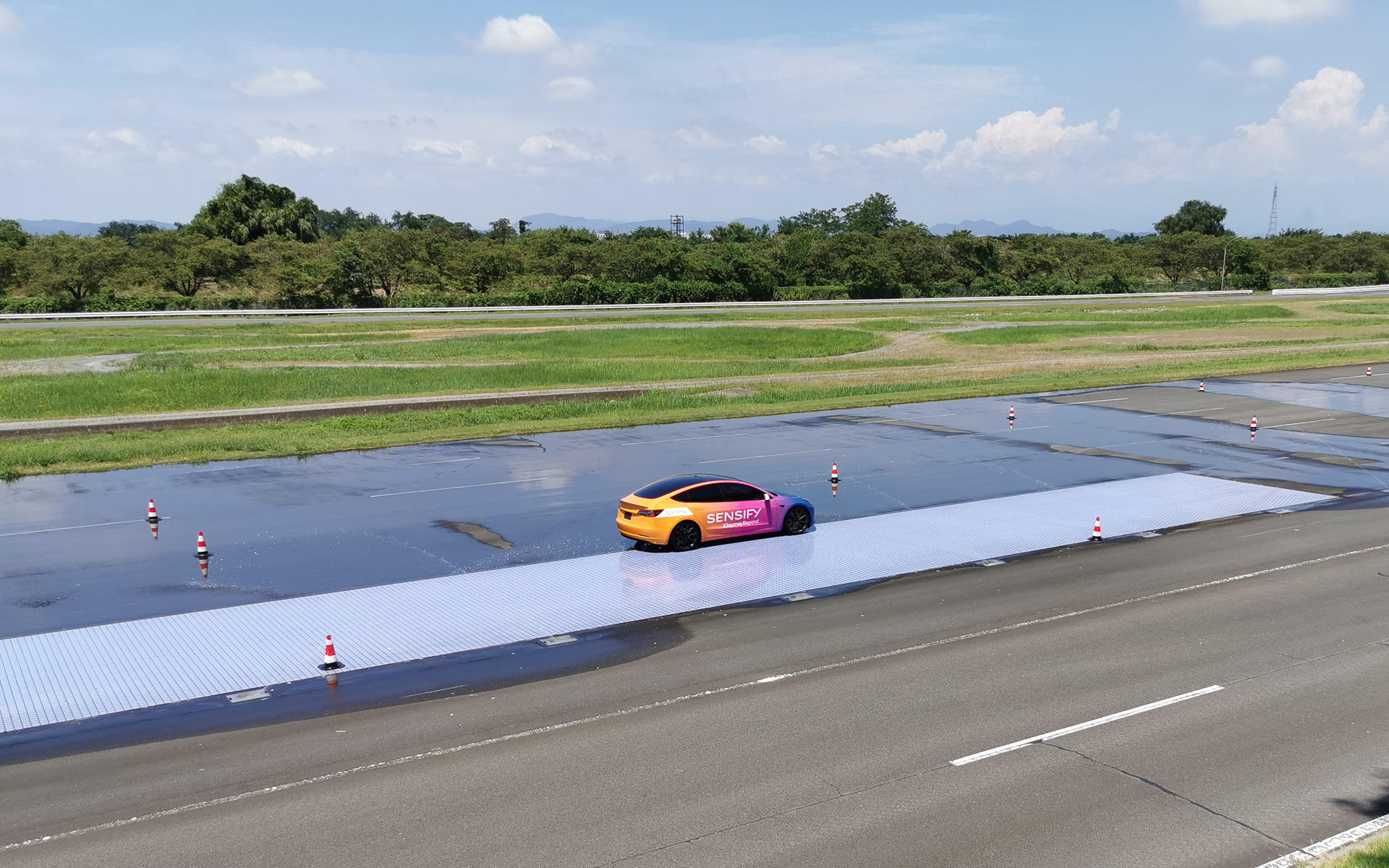 群馬県にあるテストコースで試乗会が行なわれた