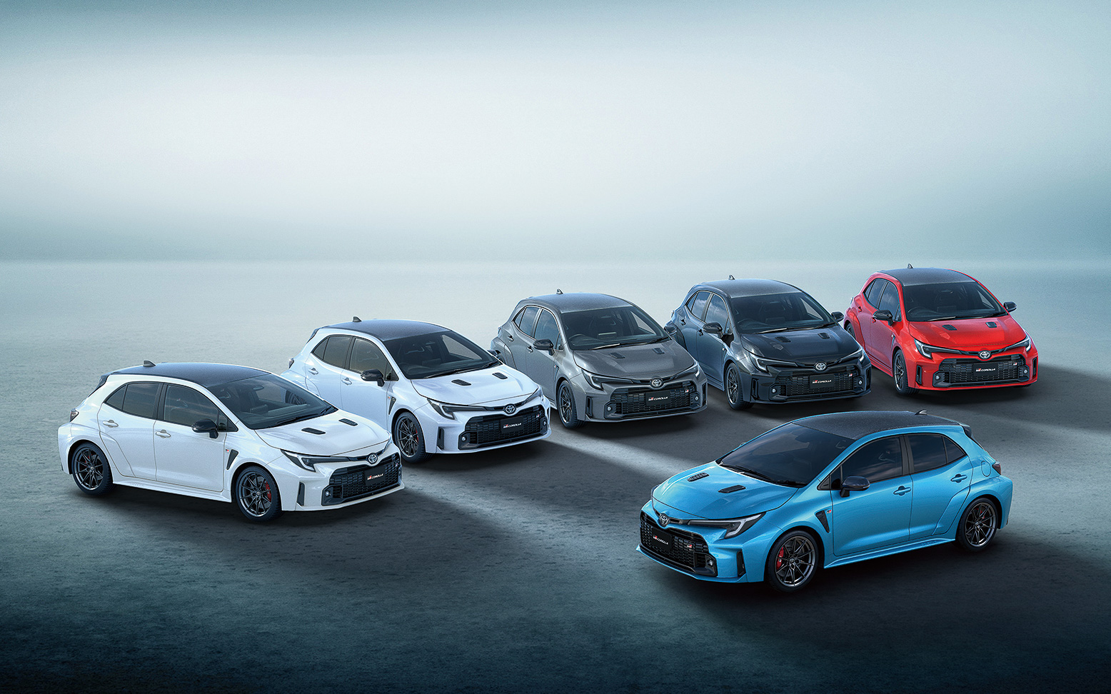 GRカローラ RZ（手前：シアンメタリック。奥左から：スーパーホワイトII、プラチナホワイトパールマイカ＜オプション装着車＞、プレシャスメタル＜オプション装着車＞、プレシャスブラックパール＜オプション装着車＞、エモーショナルレッドII＜オプション装着車＞）