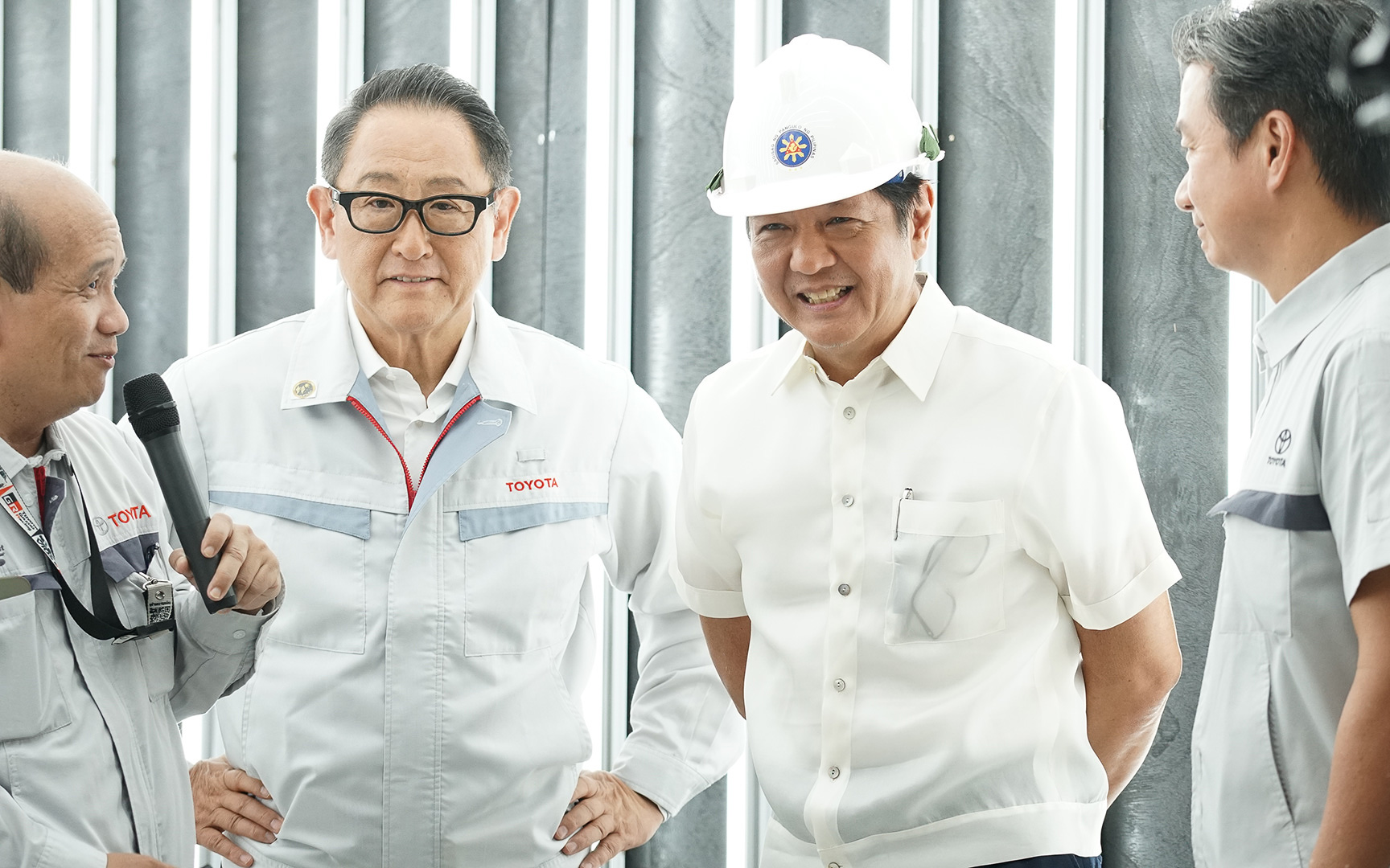 フェルディナンド・マルコス大統領（中央右）