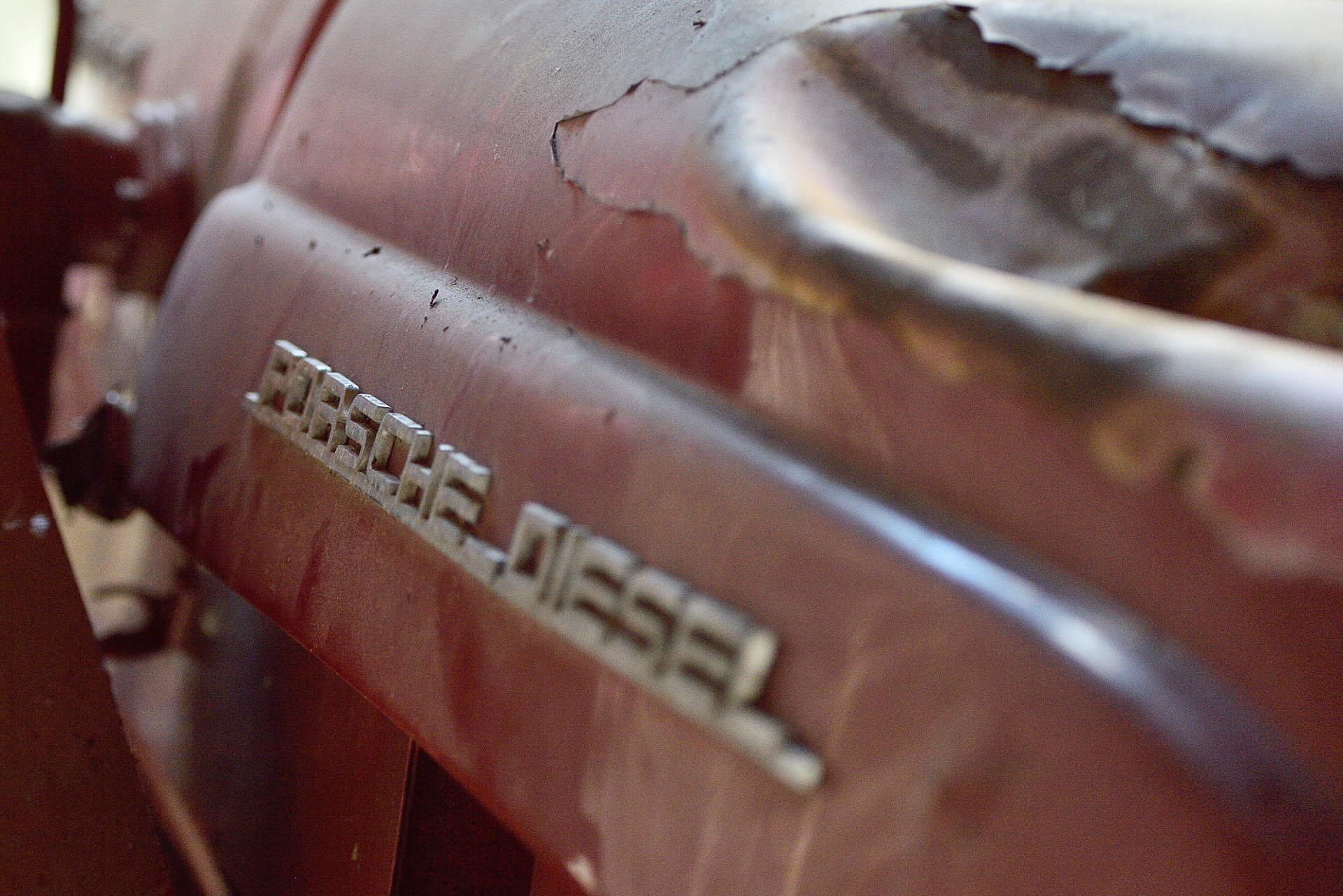 レストア前のポルシェトラクターは、約60年前となる1960年代に生産されたモデルという。30PSを発生する1.75リッターの4サイクル2気筒ディーゼルエンジンを積み、ボディサイズは3470×1530×1450mm（全長×全幅×全高）。重量は1510kgとのこと。ポルシェトラクターを止めていたところの屋根が落下してしまったため、車体が傾いてしまっている