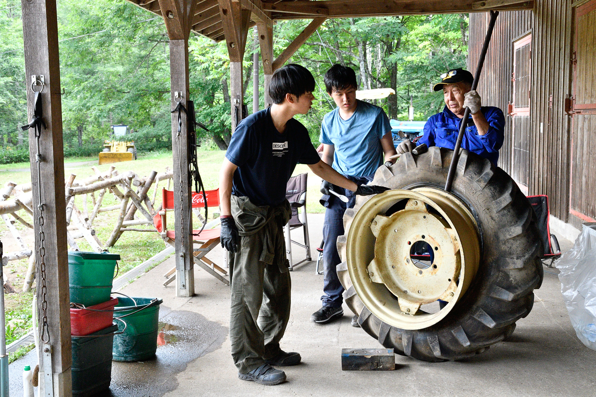 池田さんが手伝いながらホイールからタイヤを外す