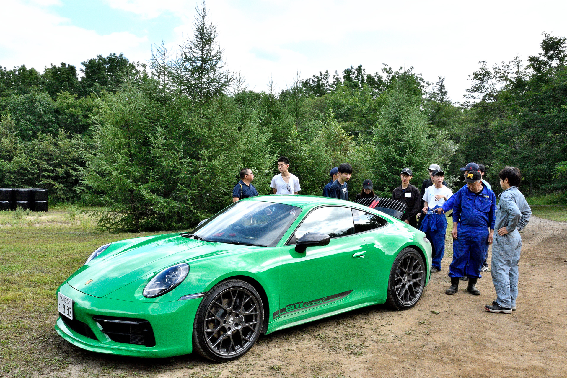 911 カレラTには学生たちも興味津々