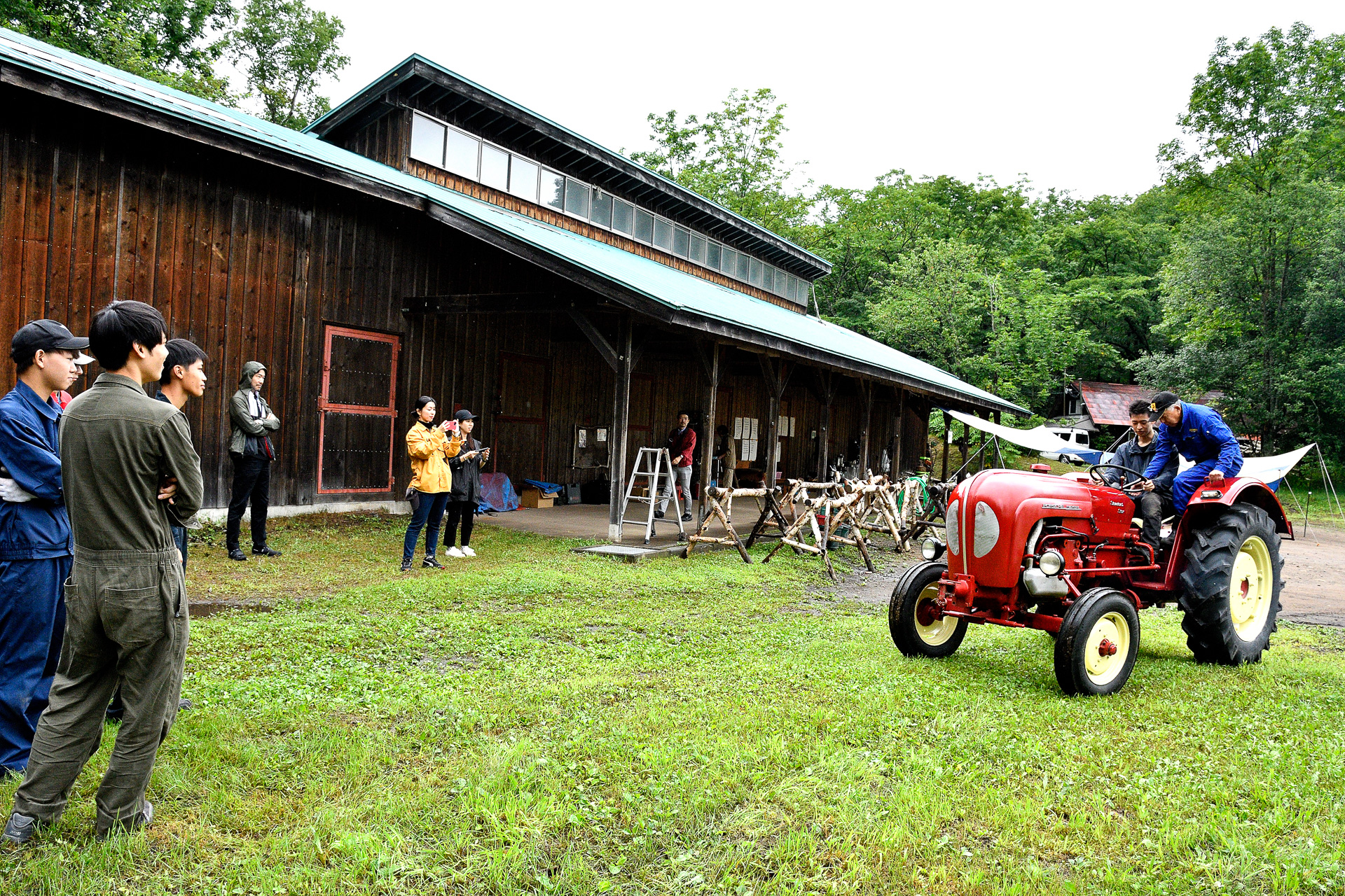 短期間ながらボディやホイールなどがレストアされ、当初とは比べ物にならないほどにきれいに仕上がったポルシェトラクター。敷地内の限られたスペースだったものの、生徒たちは思い思いにステアリングを握ってその走りを楽しんだ