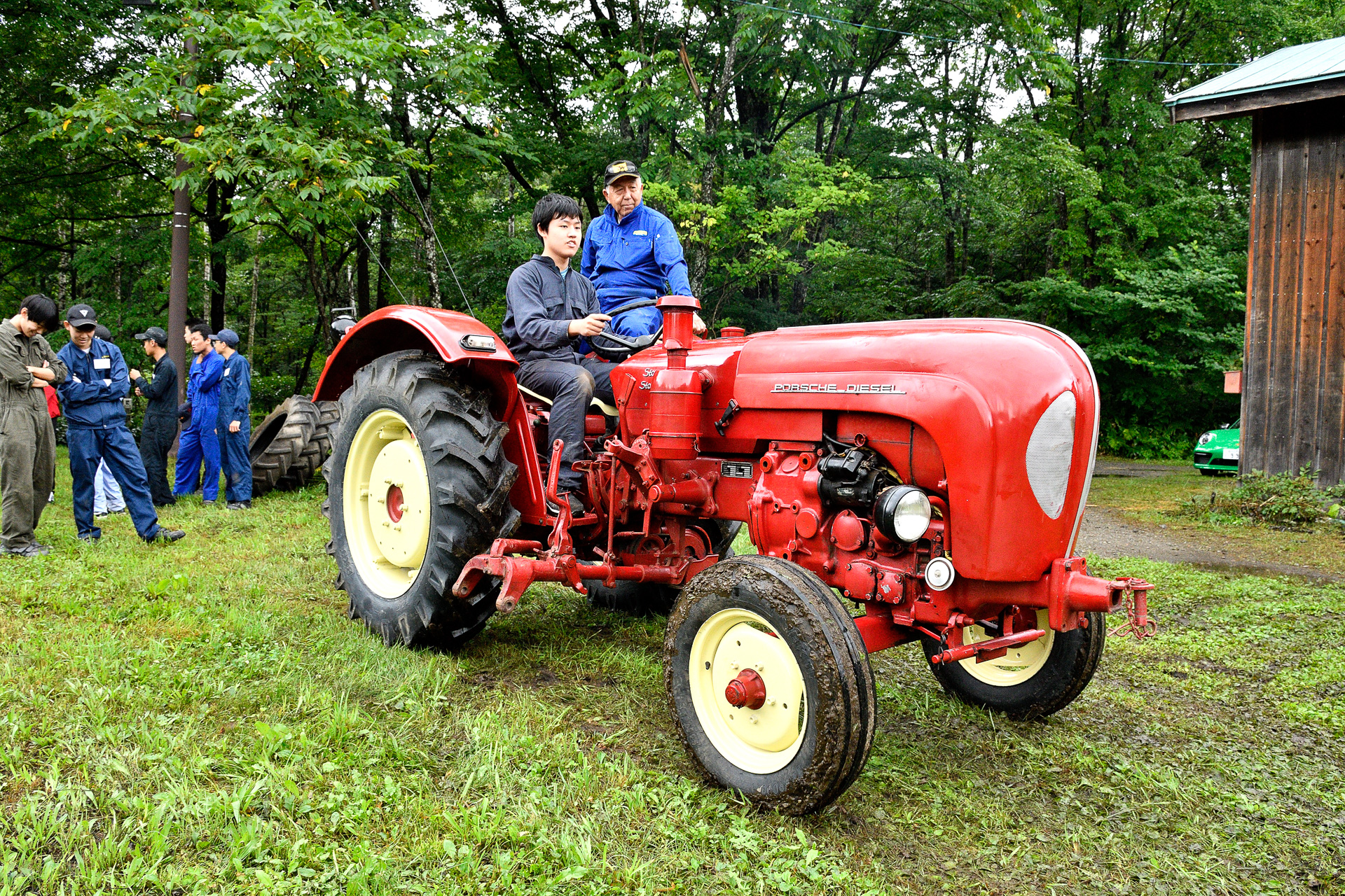 短期間ながらボディやホイールなどがレストアされ、当初とは比べ物にならないほどにきれいに仕上がったポルシェトラクター。敷地内の限られたスペースだったものの、生徒たちは思い思いにステアリングを握ってその走りを楽しんだ