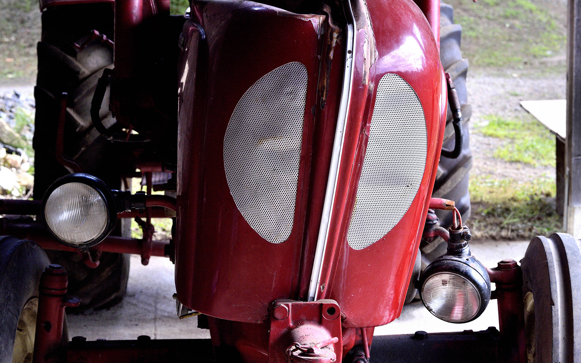 レストア前のポルシェトラクターは、約60年前となる1960年代に生産されたモデルという。30PSを発生する1.75リッターの4サイクル2気筒ディーゼルエンジンを積み、ボディサイズは3470×1530×1450mm（全長×全幅×全高）。重量は1510kgとのこと。ポルシェトラクターを止めていたところの屋根が落下してしまったため、車体が傾いてしまっている