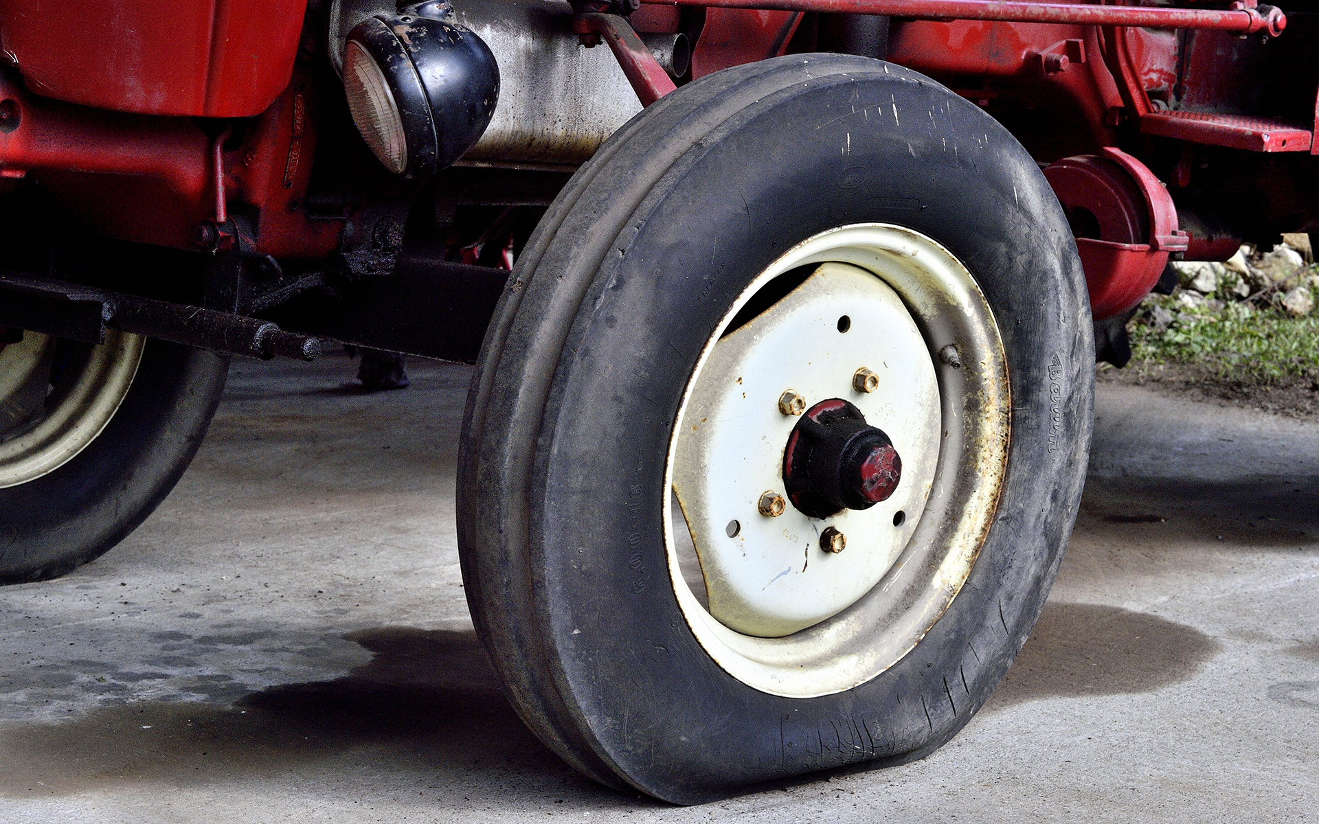 レストア前のポルシェトラクターは、約60年前となる1960年代に生産されたモデルという。30PSを発生する1.75リッターの4サイクル2気筒ディーゼルエンジンを積み、ボディサイズは3470×1530×1450mm（全長×全幅×全高）。重量は1510kgとのこと。ポルシェトラクターを止めていたところの屋根が落下してしまったため、車体が傾いてしまっている