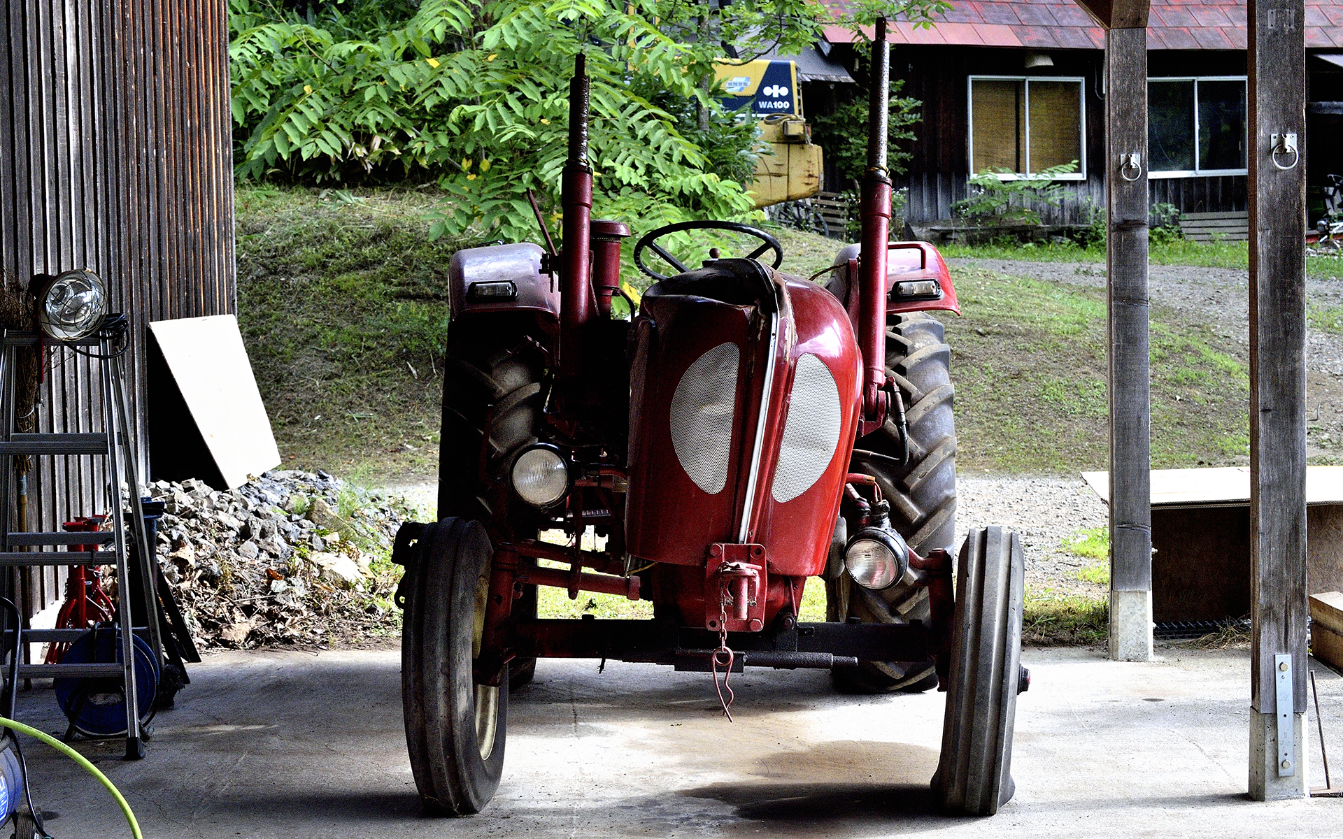 レストア前のポルシェトラクターは、約60年前となる1960年代に生産されたモデルという。30PSを発生する1.75リッターの4サイクル2気筒ディーゼルエンジンを積み、ボディサイズは3470×1530×1450mm（全長×全幅×全高）。重量は1510kgとのこと。ポルシェトラクターを止めていたところの屋根が落下してしまったため、車体が傾いてしまっている