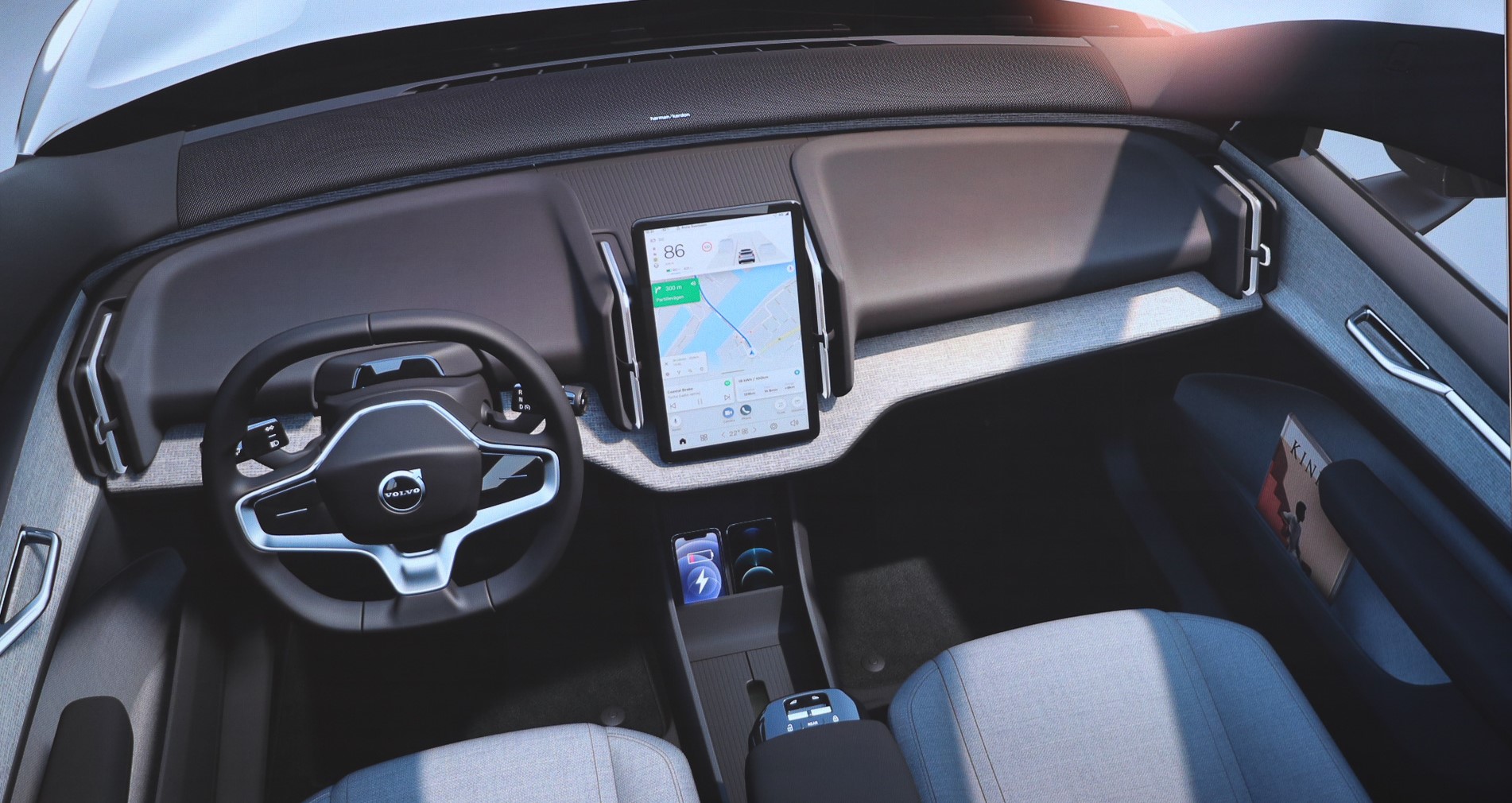 フロントウインドウの真下に5つのスピーカーを内蔵した「サウンドバー」を搭載する